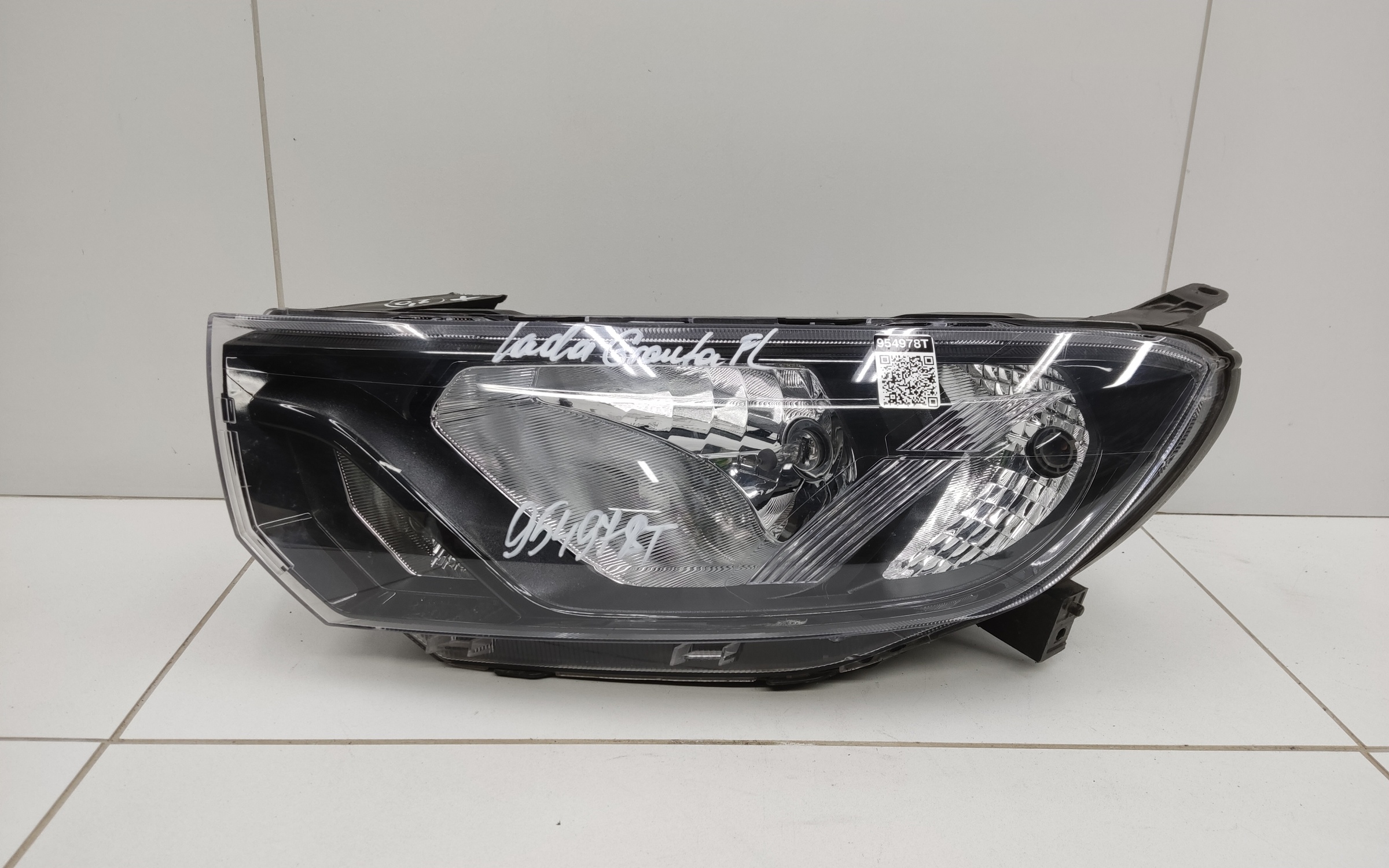 Фара передняя левая Lada Granta 1 Restail галоген с корректором