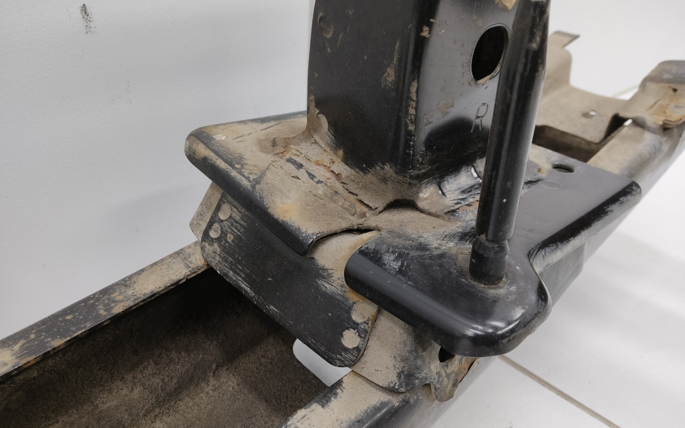 Усилитель заднего бампера Hyundai H1 Starex 2