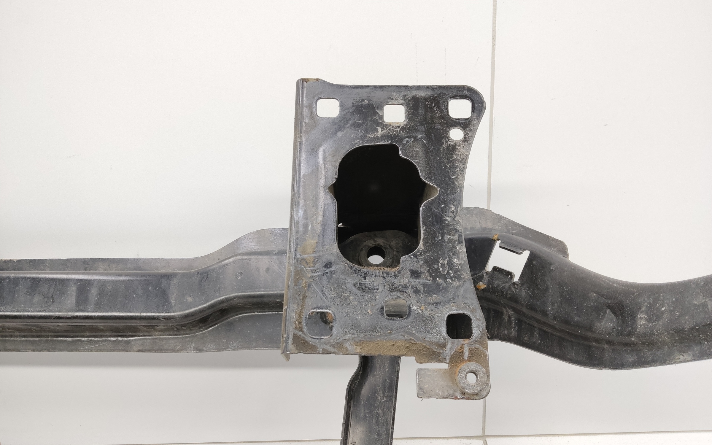 Усилитель переднего бампера Volkswagen Tiguan 2