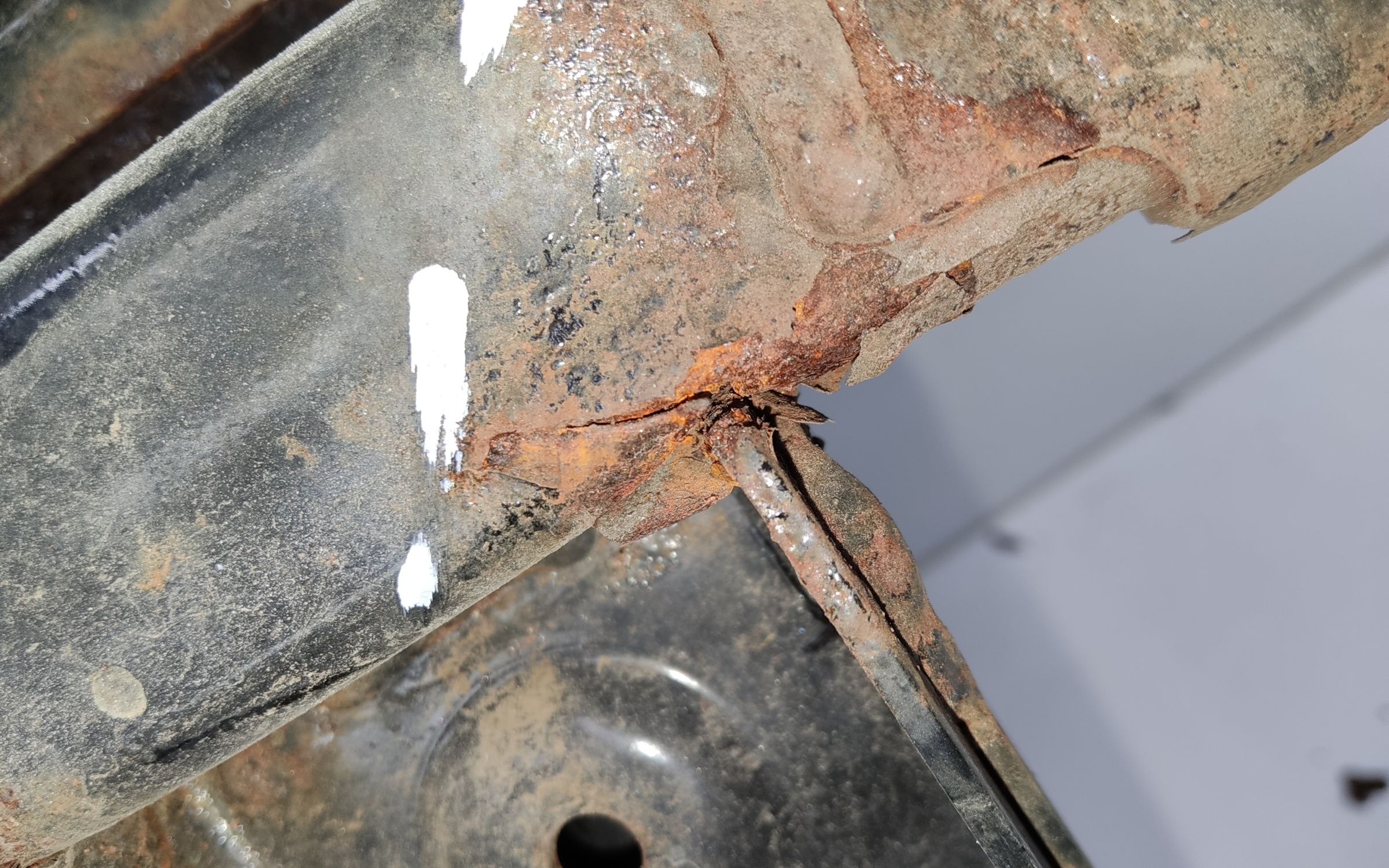 Усилитель переднего бампера Hyundai Solaris 2