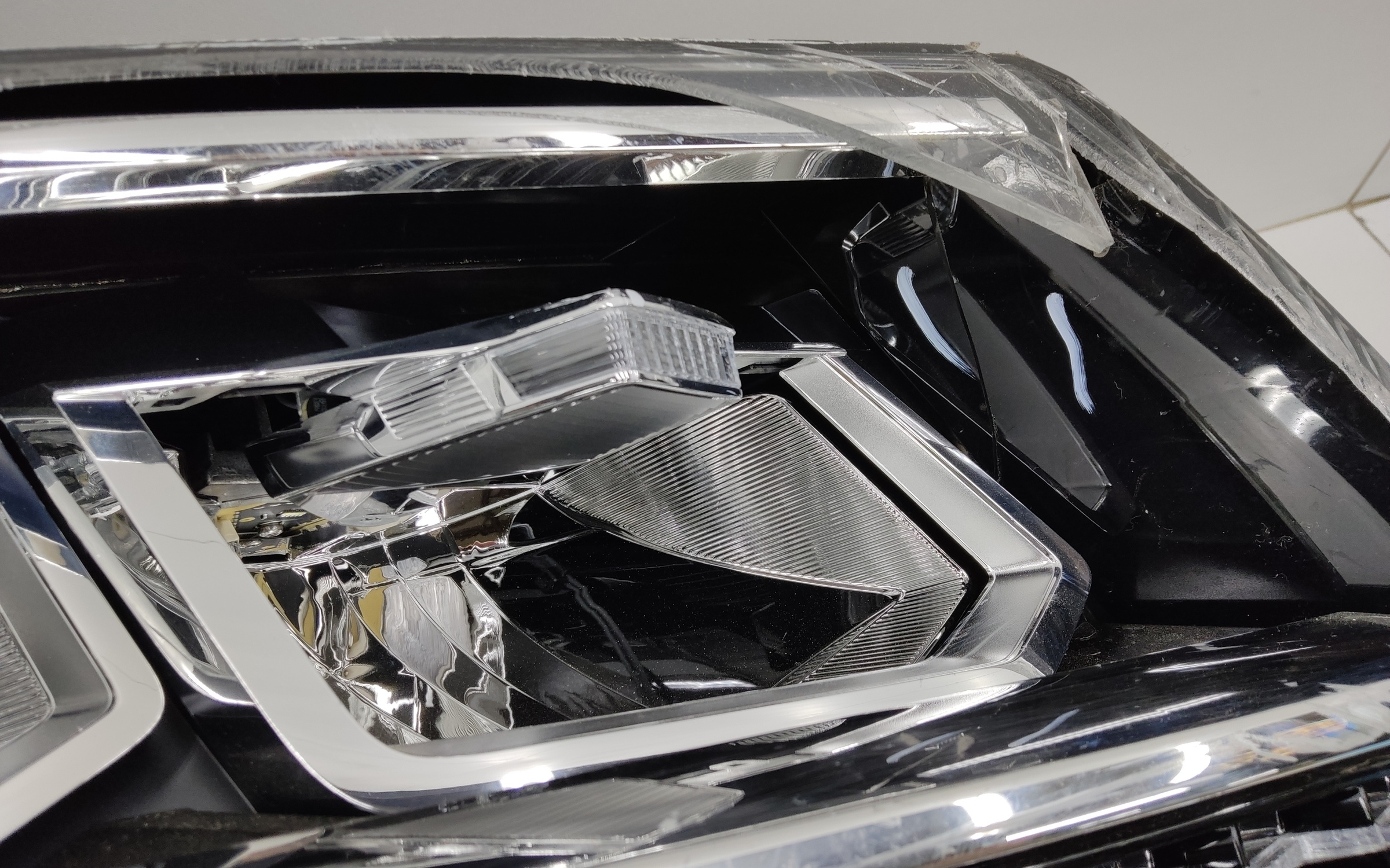 Фара передняя правая Volkswagen Tiguan 2 LED