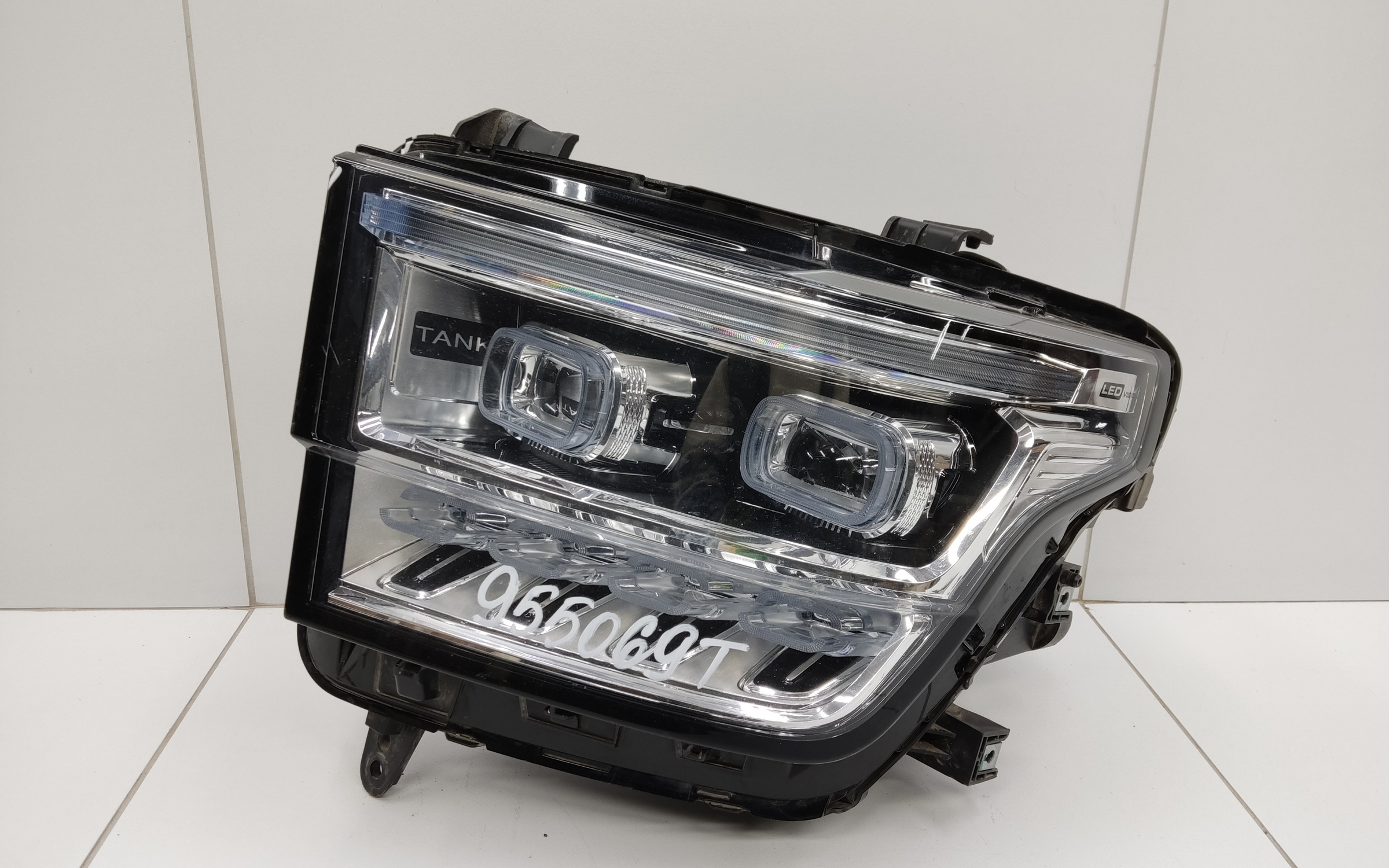 Фара передняя левая Tank 500 LED