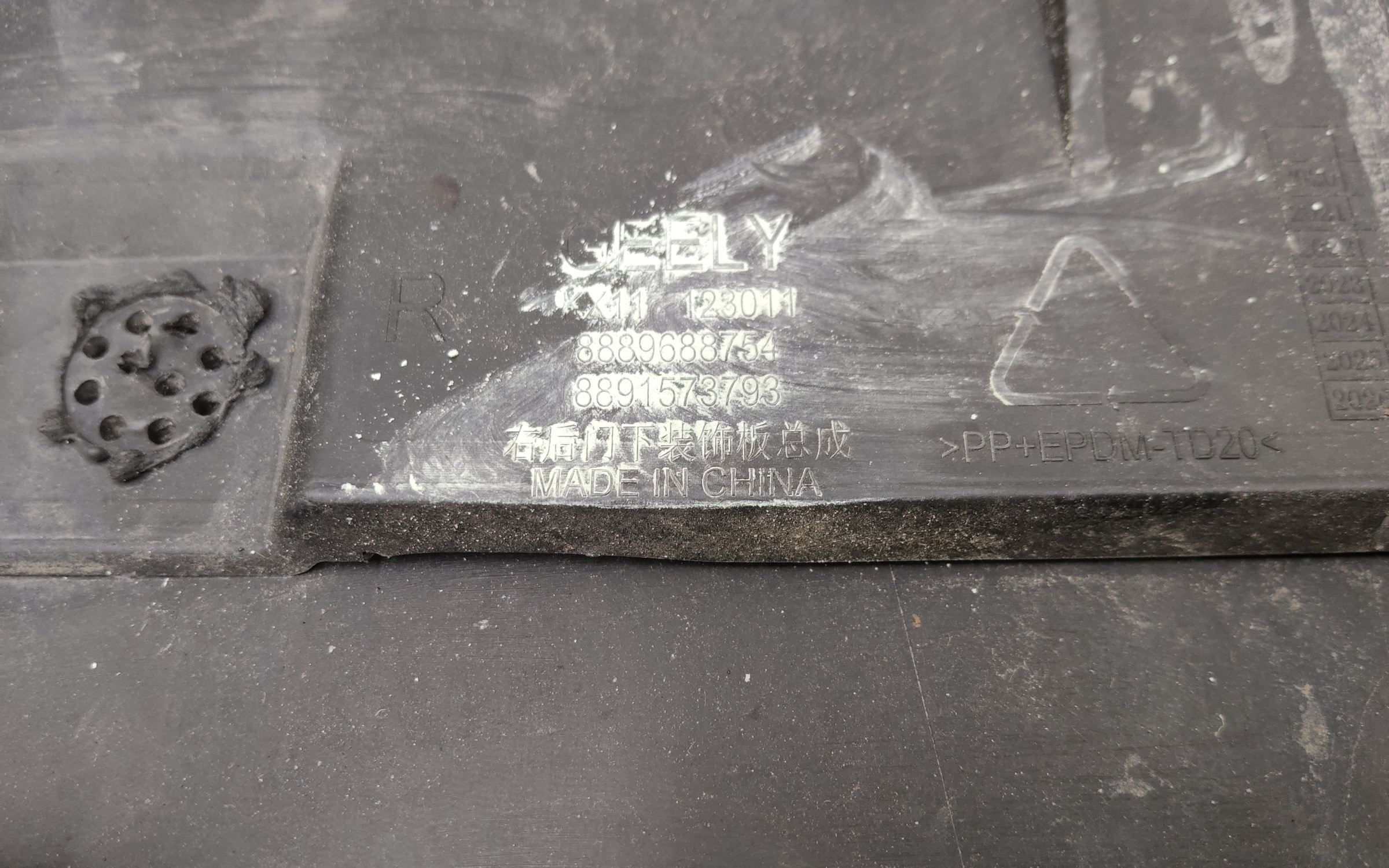 Накладка двери задней правой Geely Monjaro