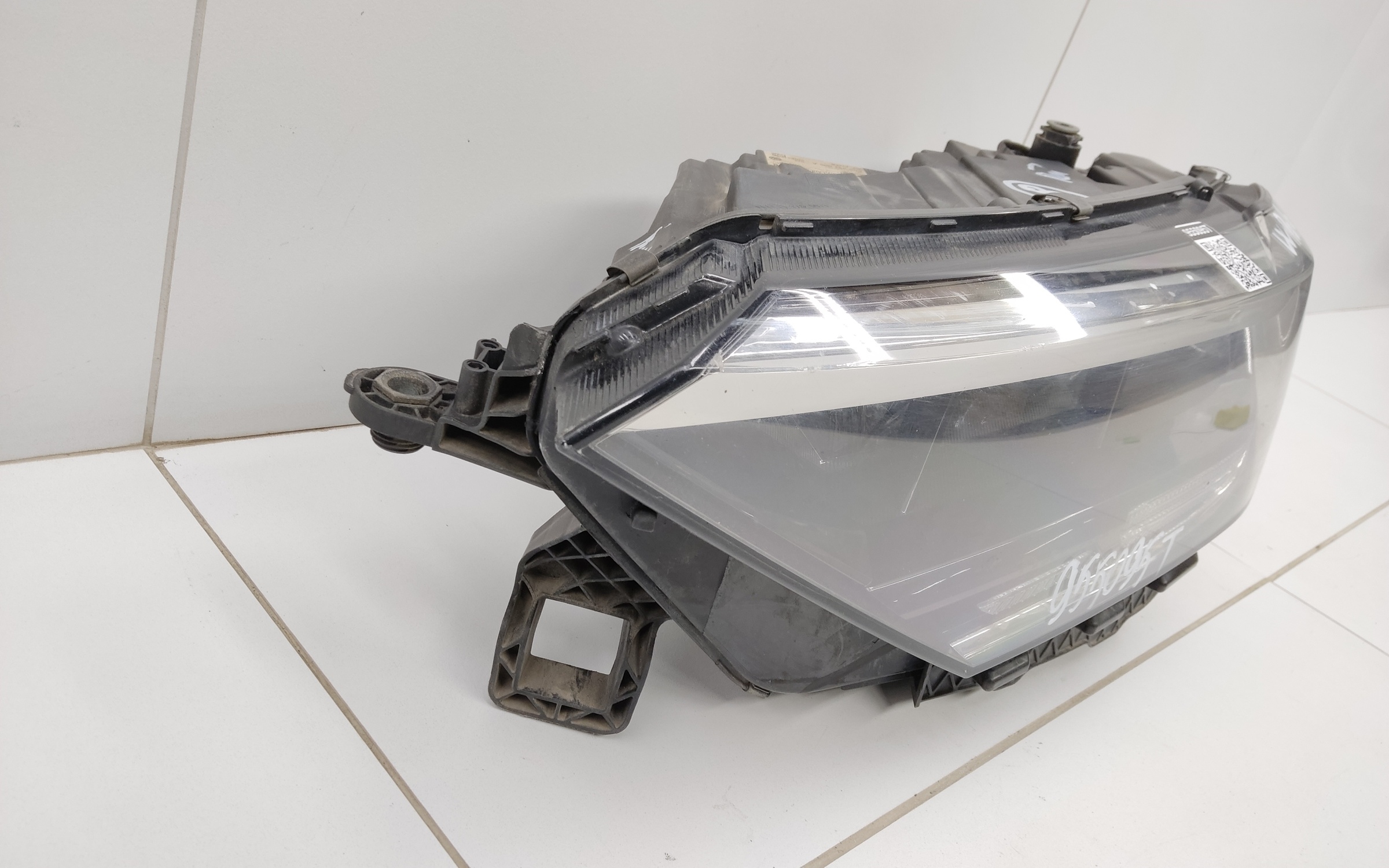 Фара передняя левая Volkswagen Polo 6 Liftback LED