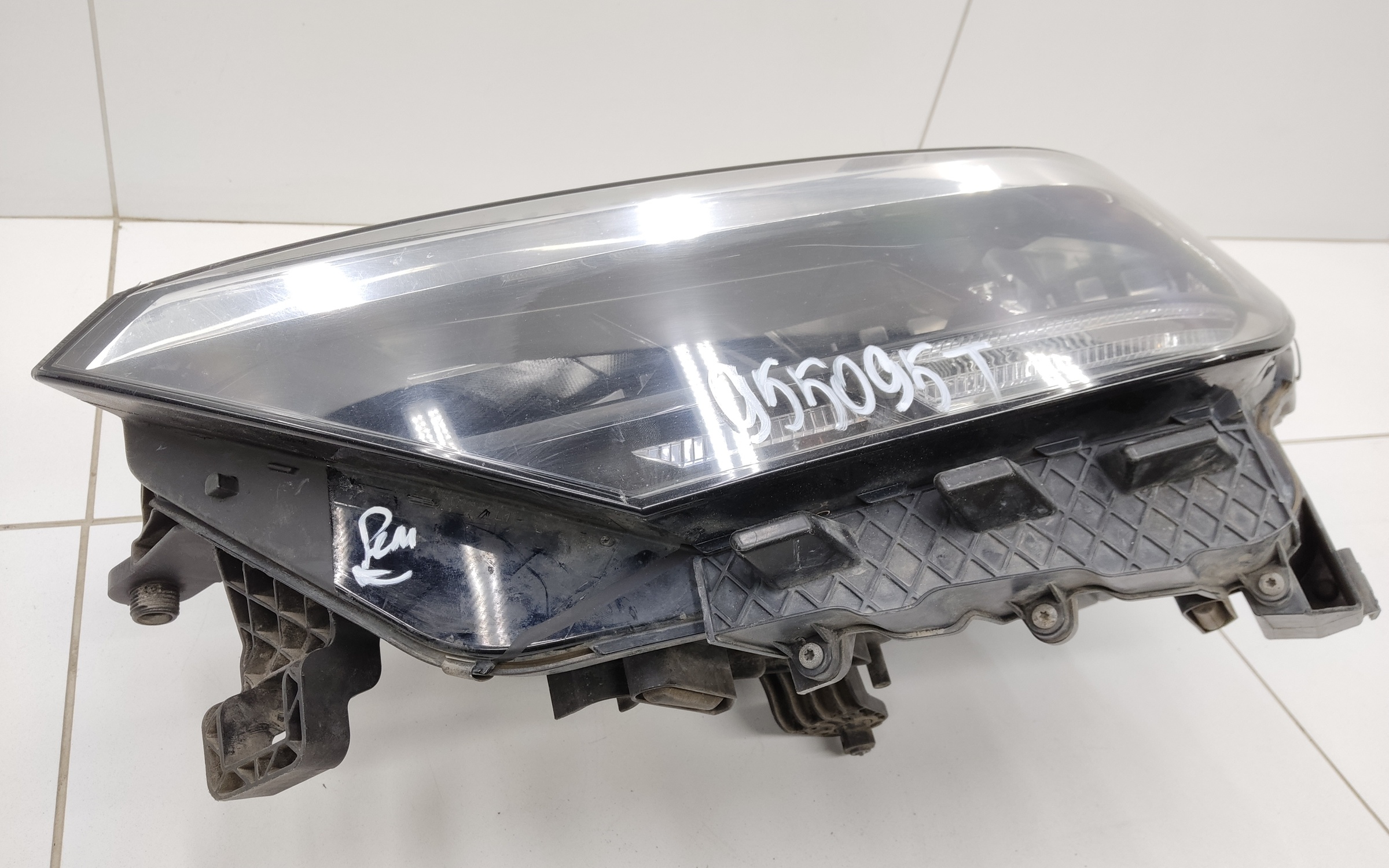 Фара передняя левая Volkswagen Polo 6 Liftback LED