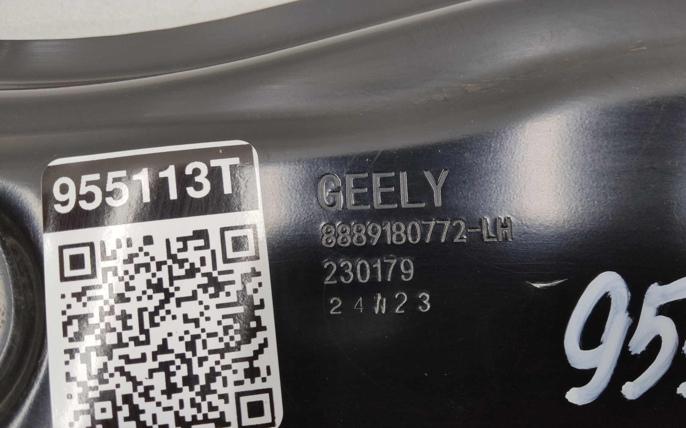 Кронштейн передней панели левый под фару Geely Monjaro