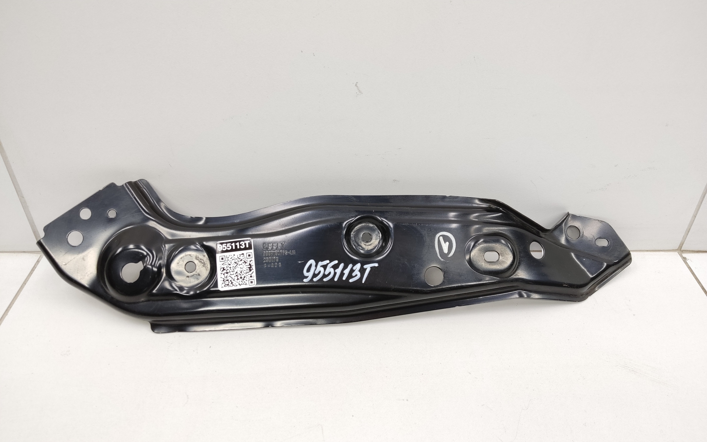 Кронштейн передней панели левый под фару Geely Monjaro