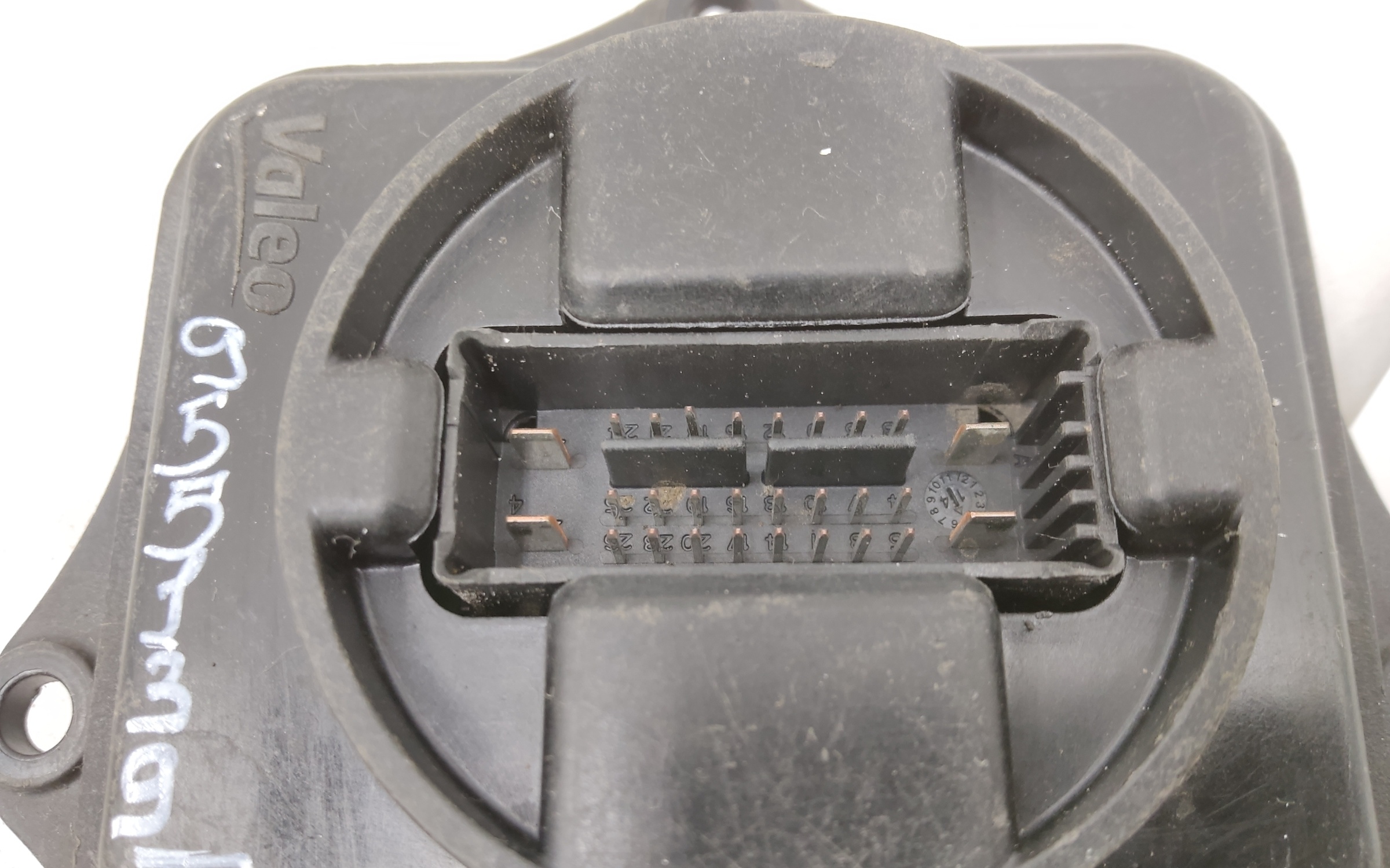 Блок управления левой фарой Jeep Grand Cherokee WK2 Restail 24 контактa