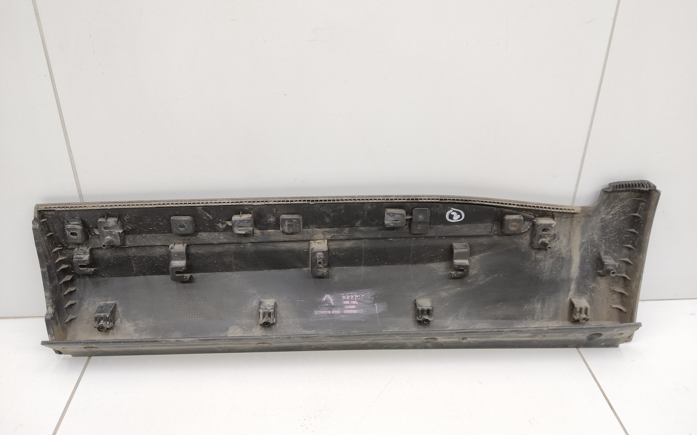 Накладка двери задней правой Geely Tugella 1