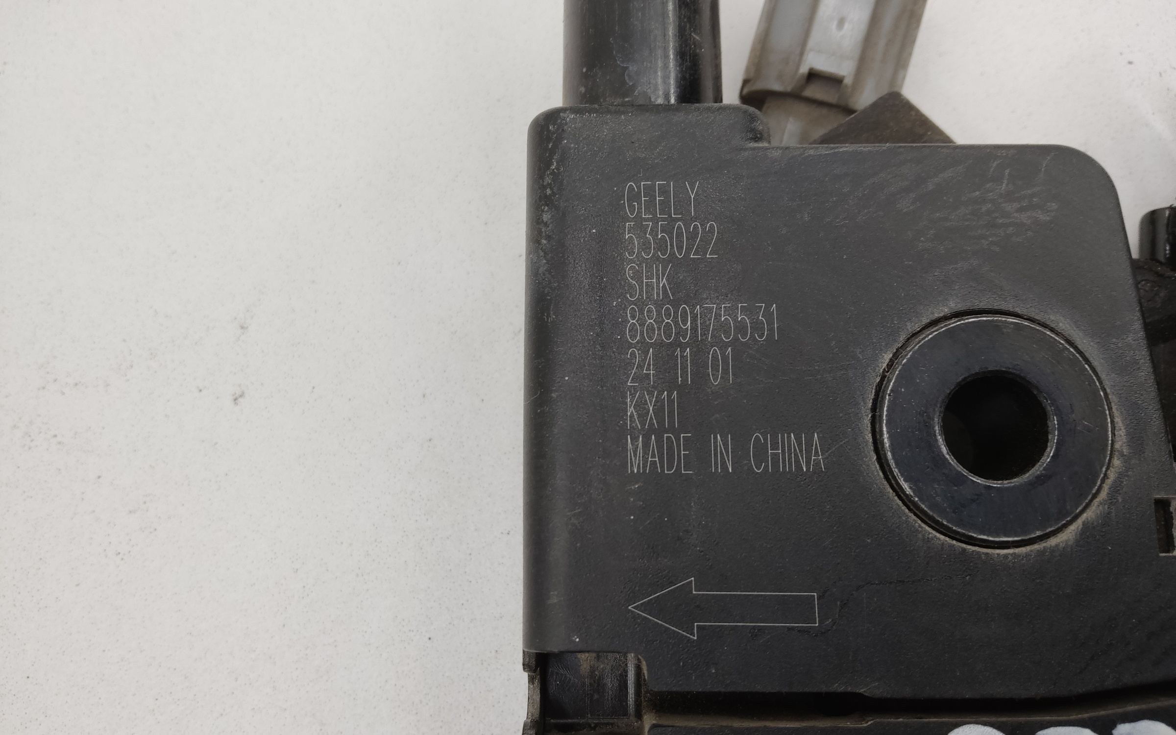 Замок капота Geely Monjaro