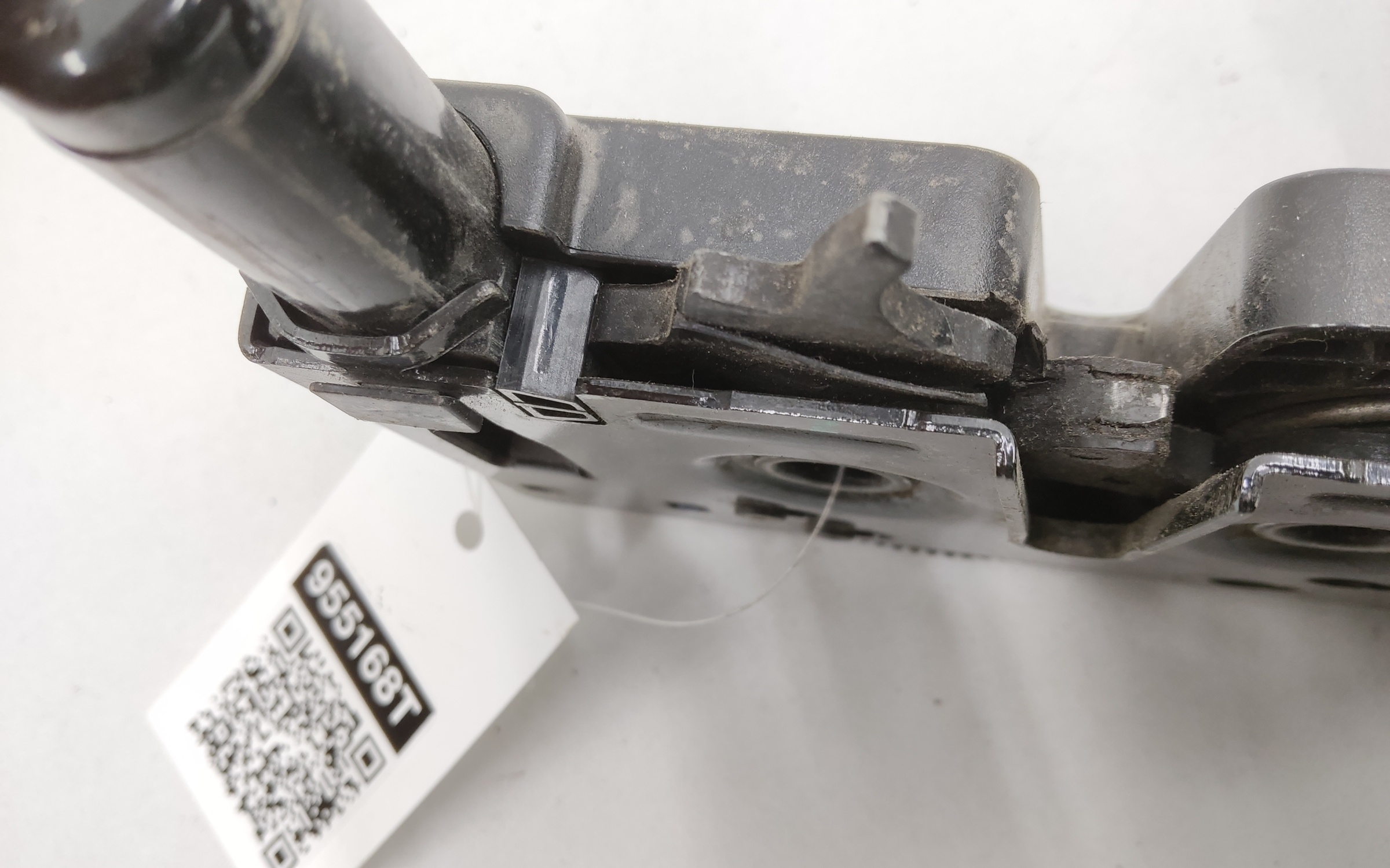 Замок капота Geely Monjaro