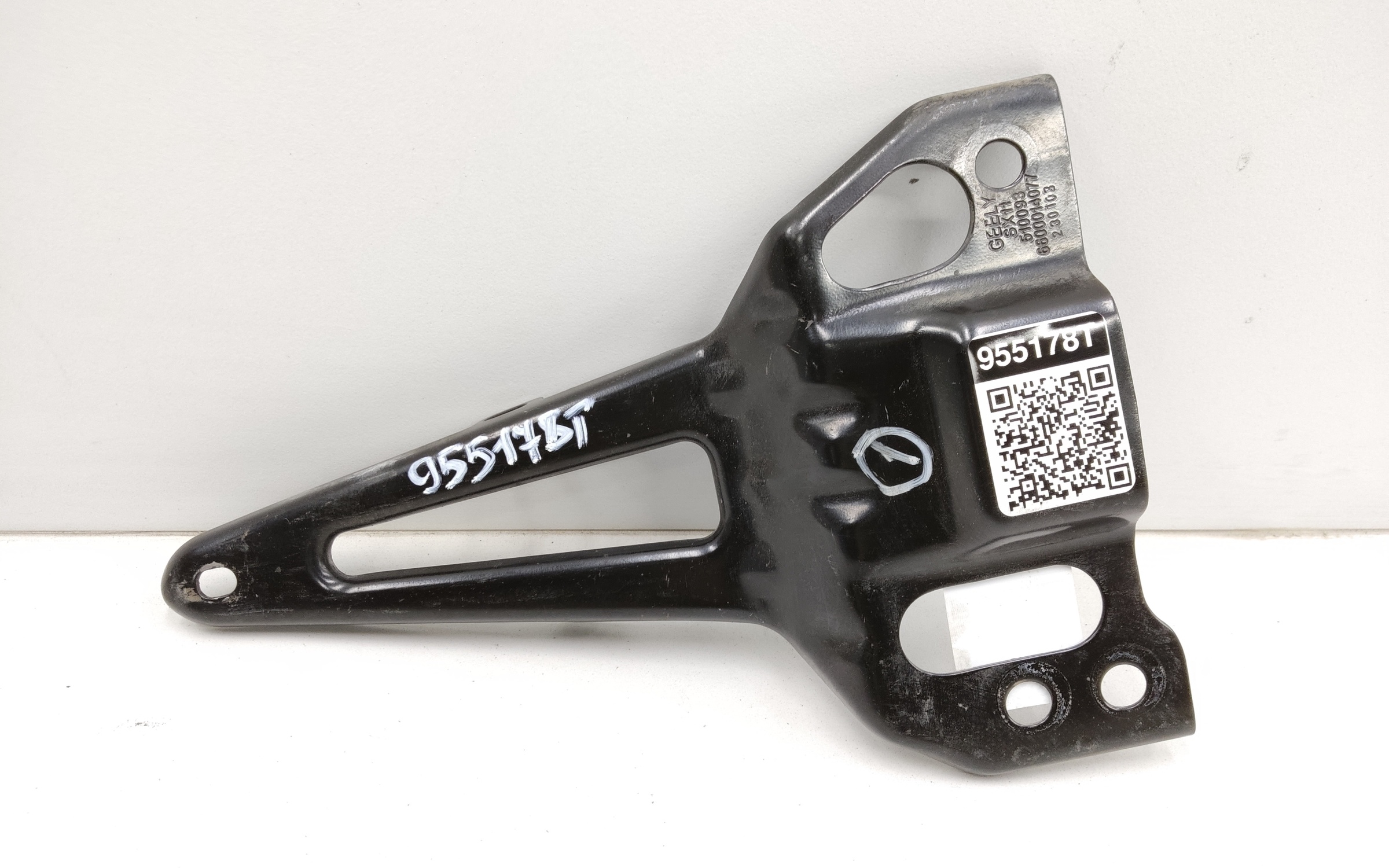 Кронштейн замка капота Geely Coolray