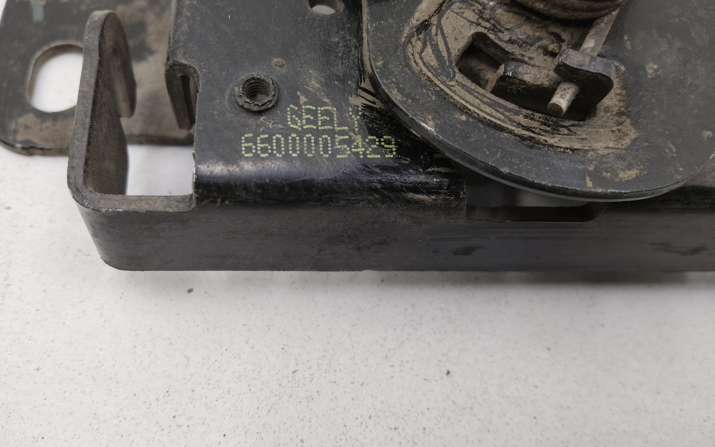 Замок капота Geely Coolray механический