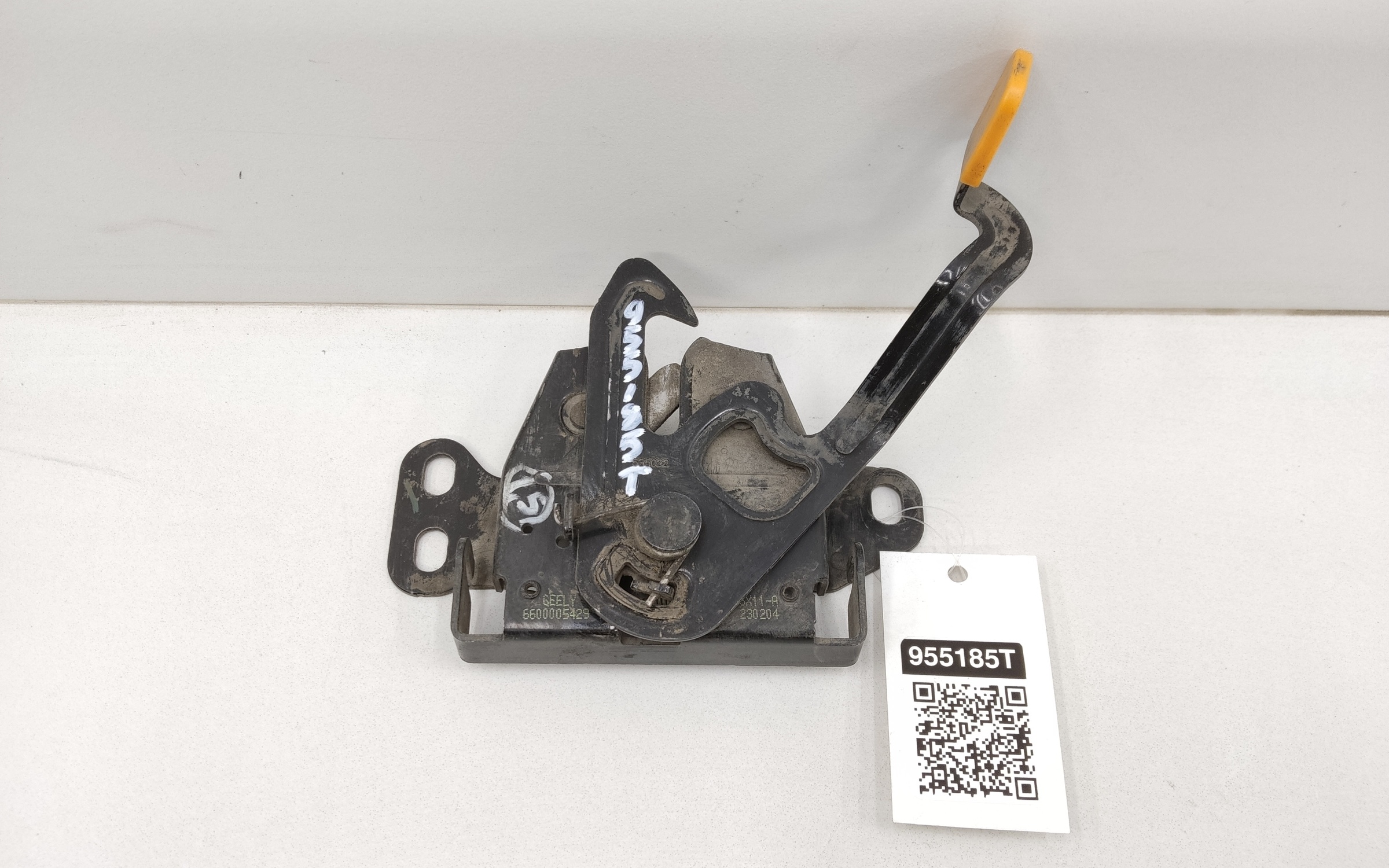 Замок капота Geely Coolray механический