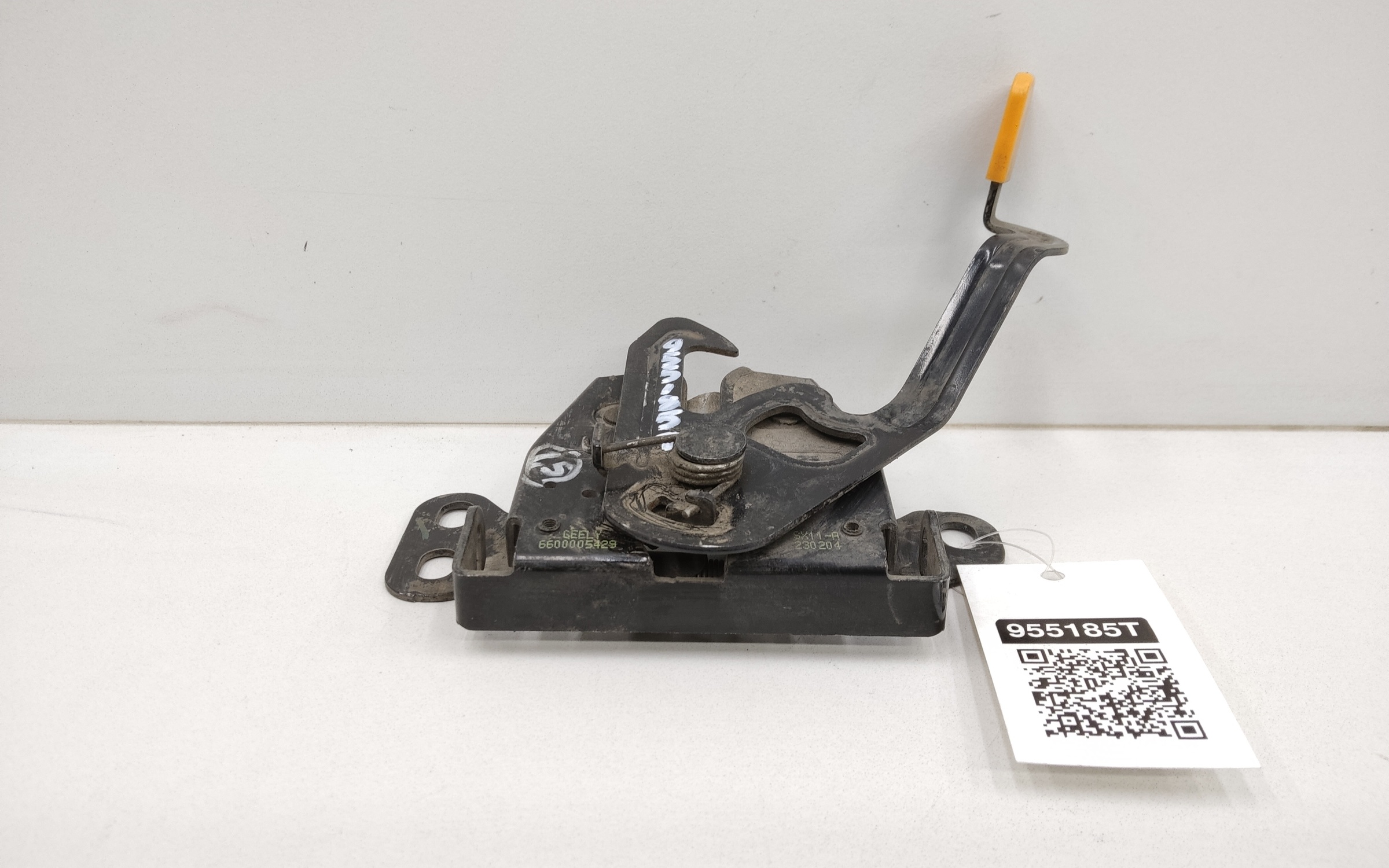 Замок капота Geely Coolray механический