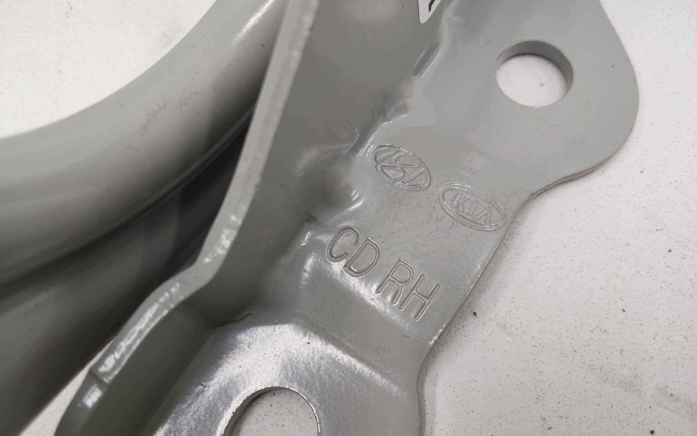 Петля капота правая Kia Ceed 3