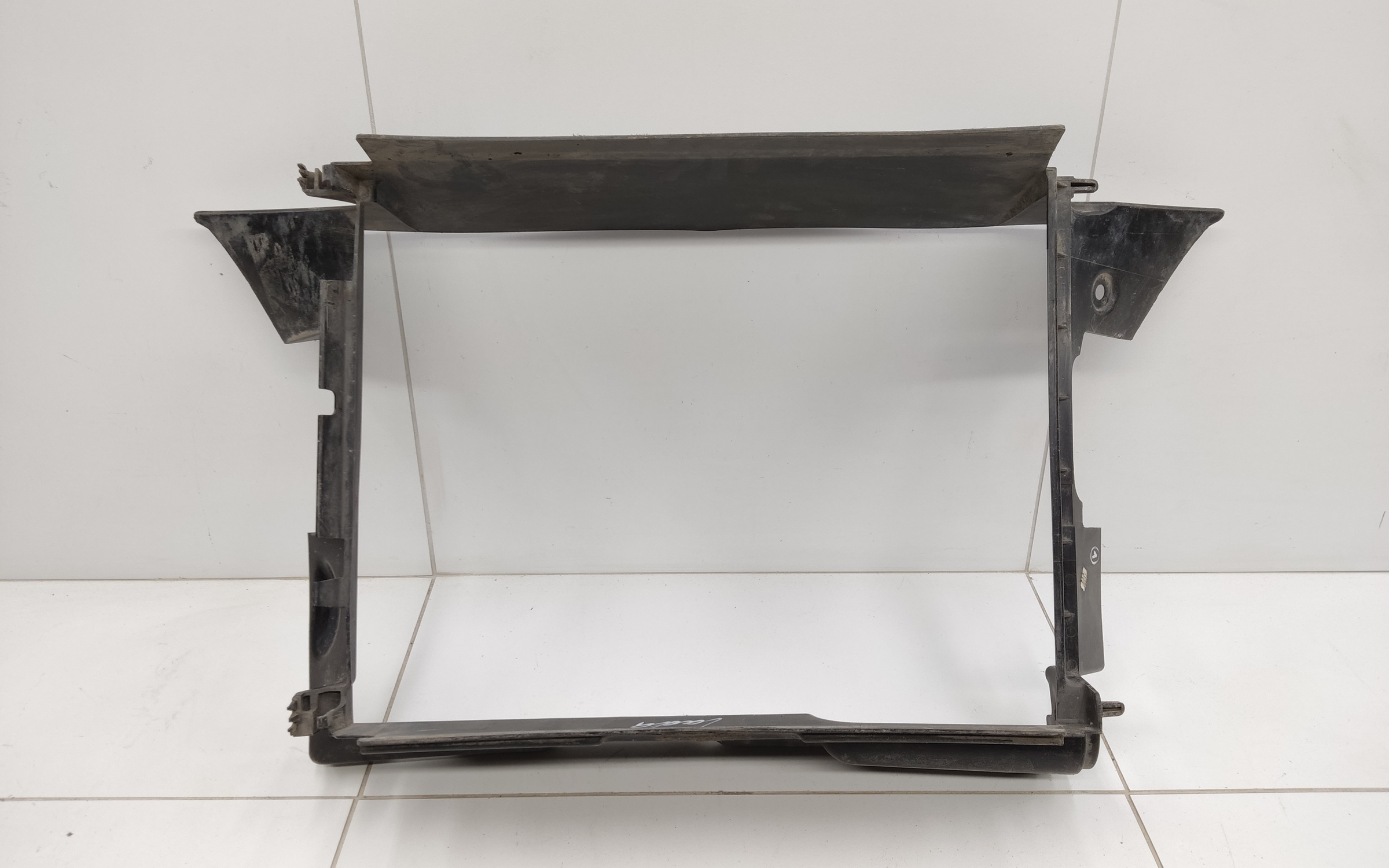 Дефлектор радиатора Lada Vesta