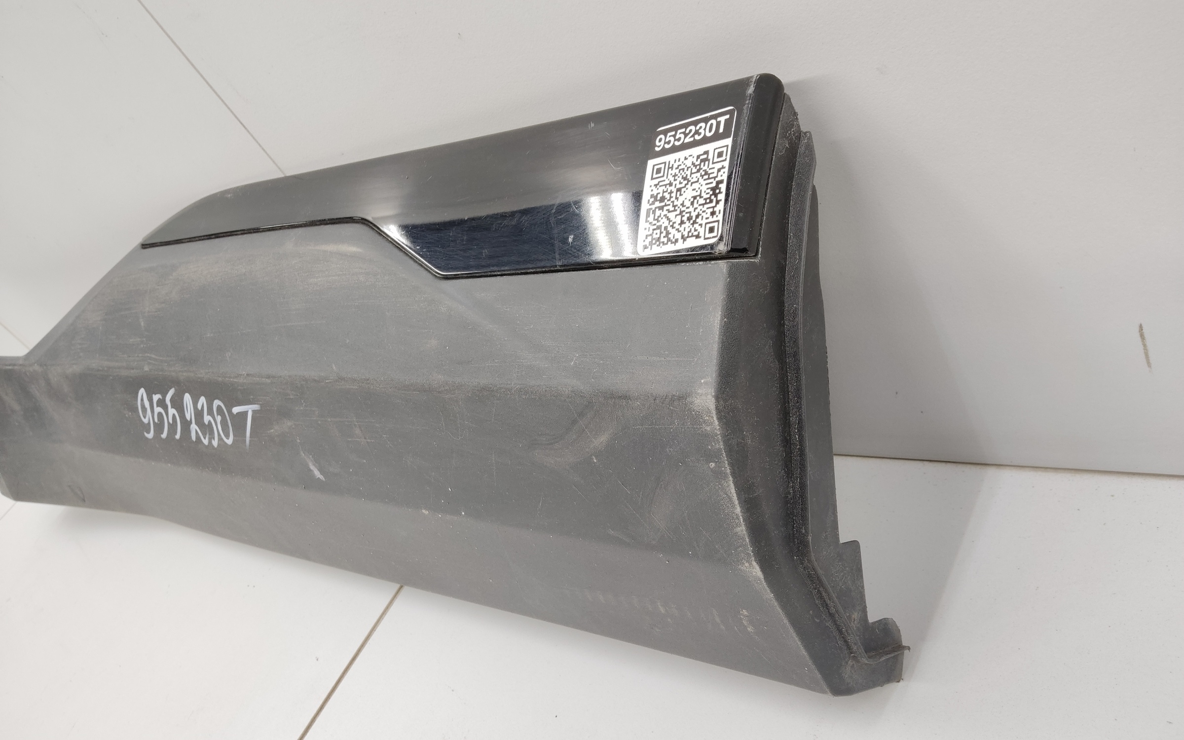 Накладка двери задней правой Geely Atlas 2