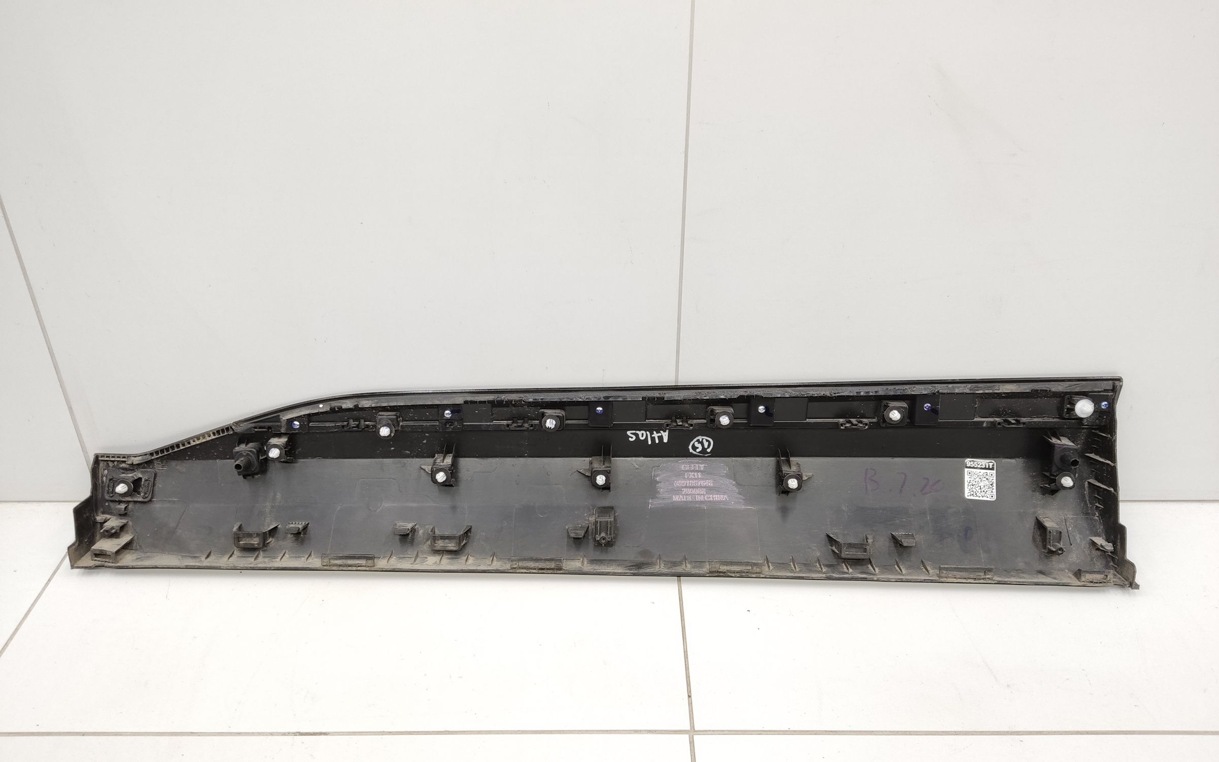 Накладка двери передней правой Geely Atlas 2