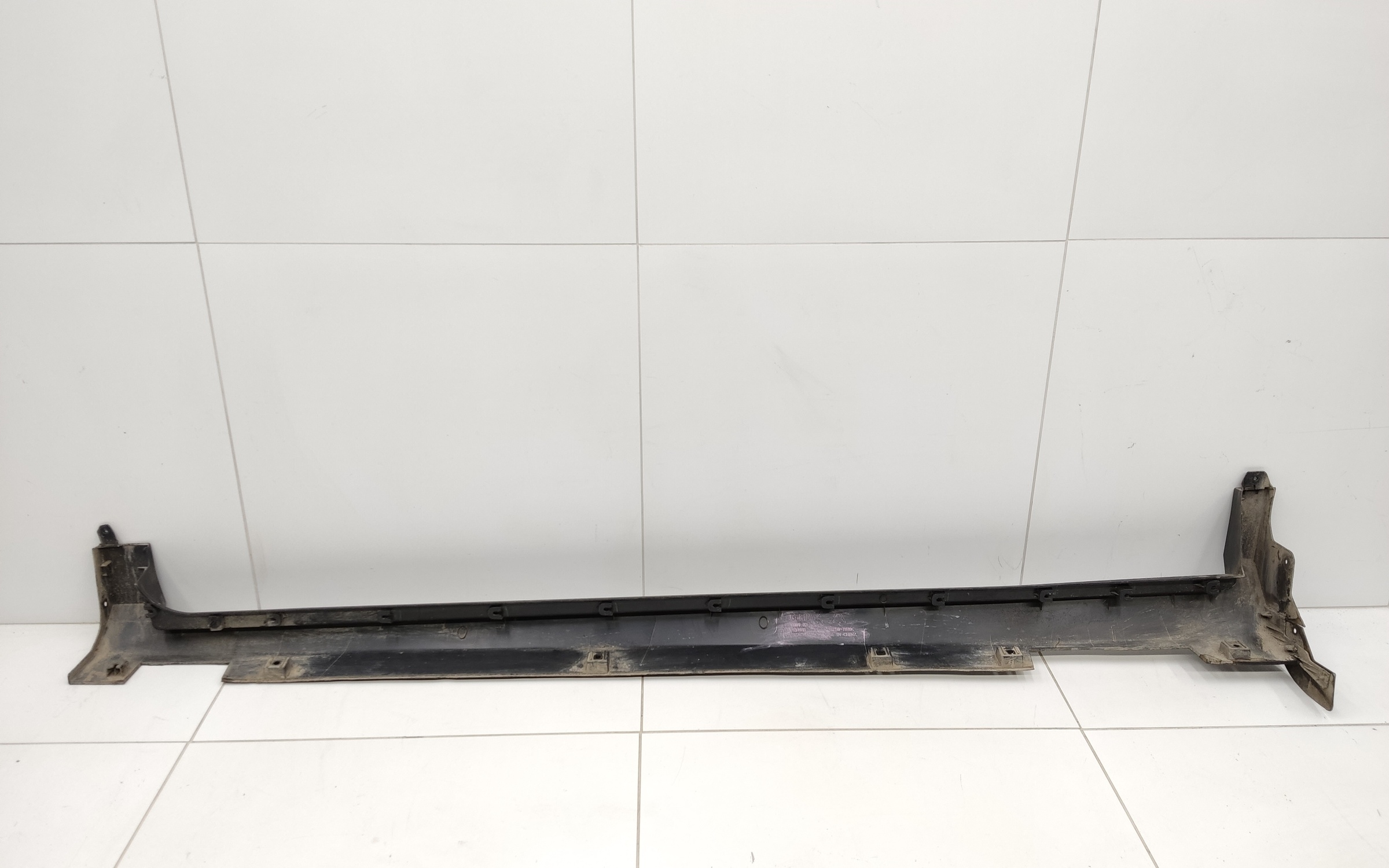 Накладка порога правого Geely Coolray