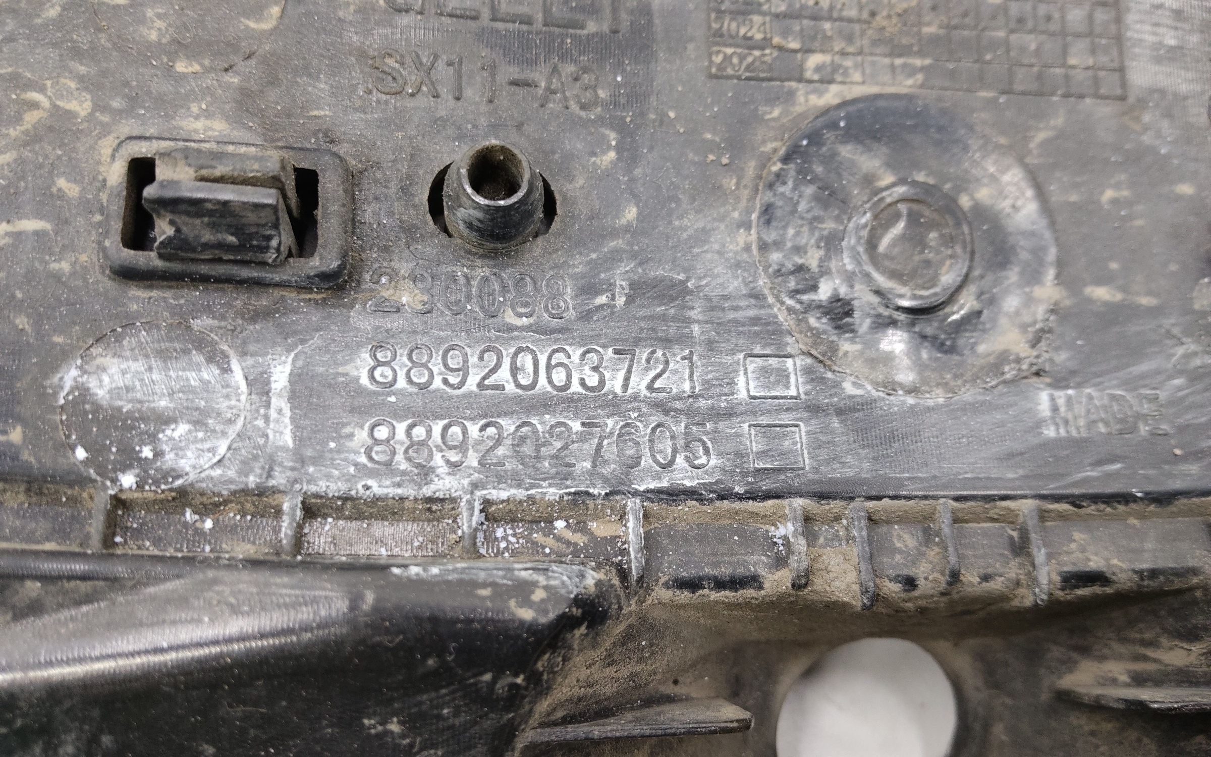 Решетка радиатора Geely Coolray Restail под камеру