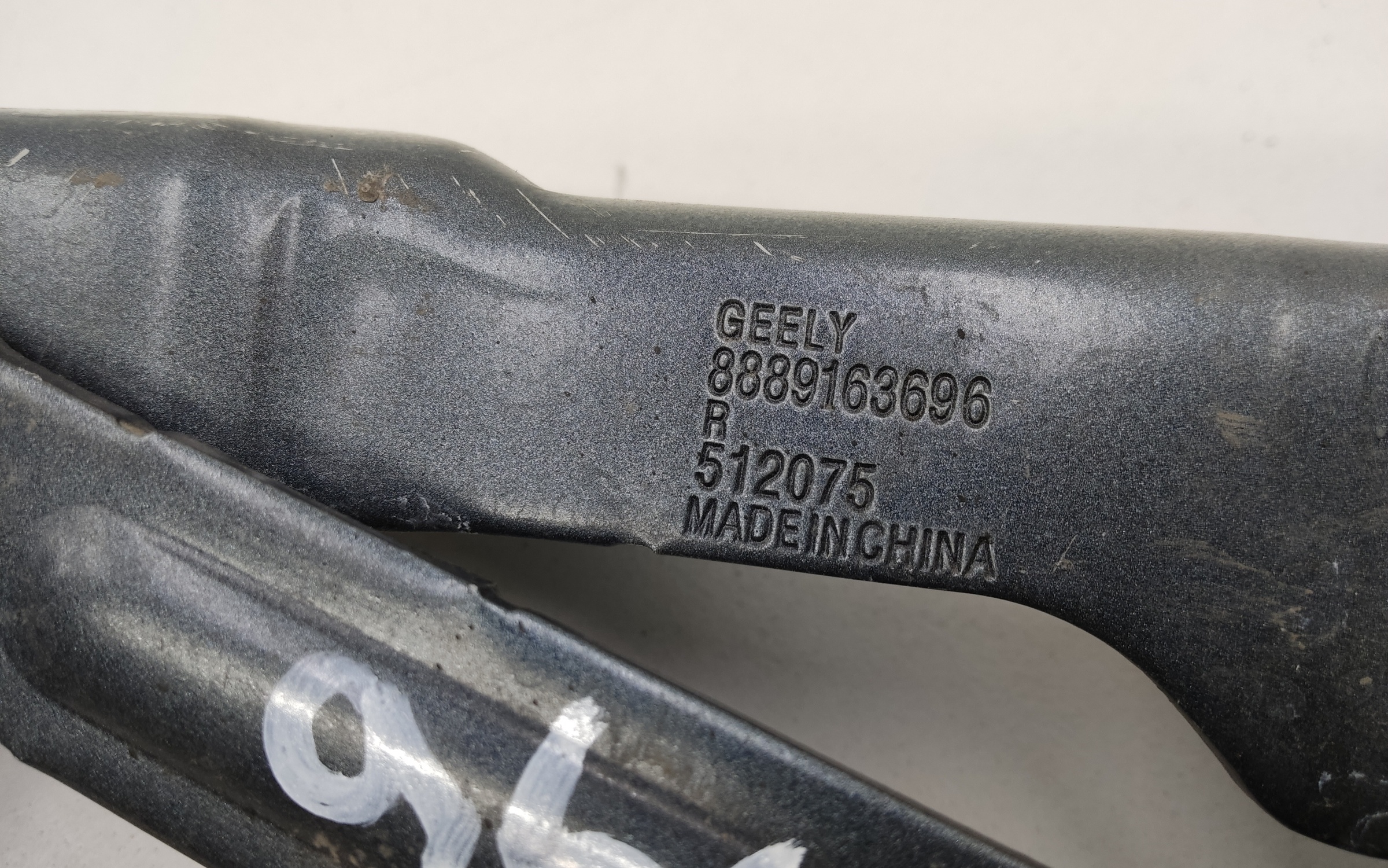 Петля капота правая Geely Monjaro