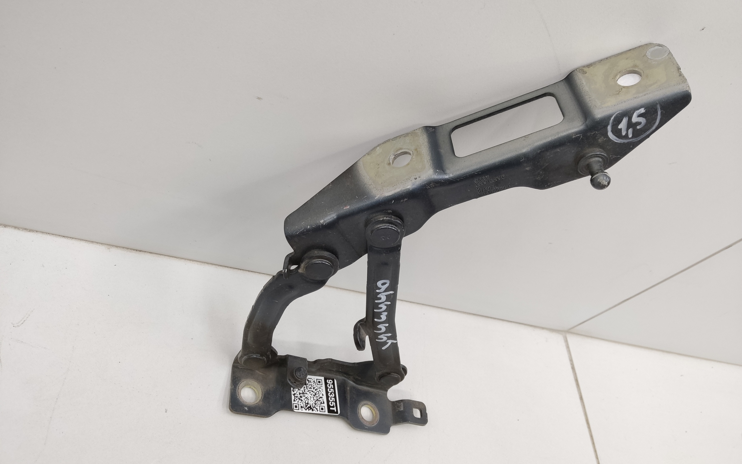 Петля капота правая Geely Monjaro