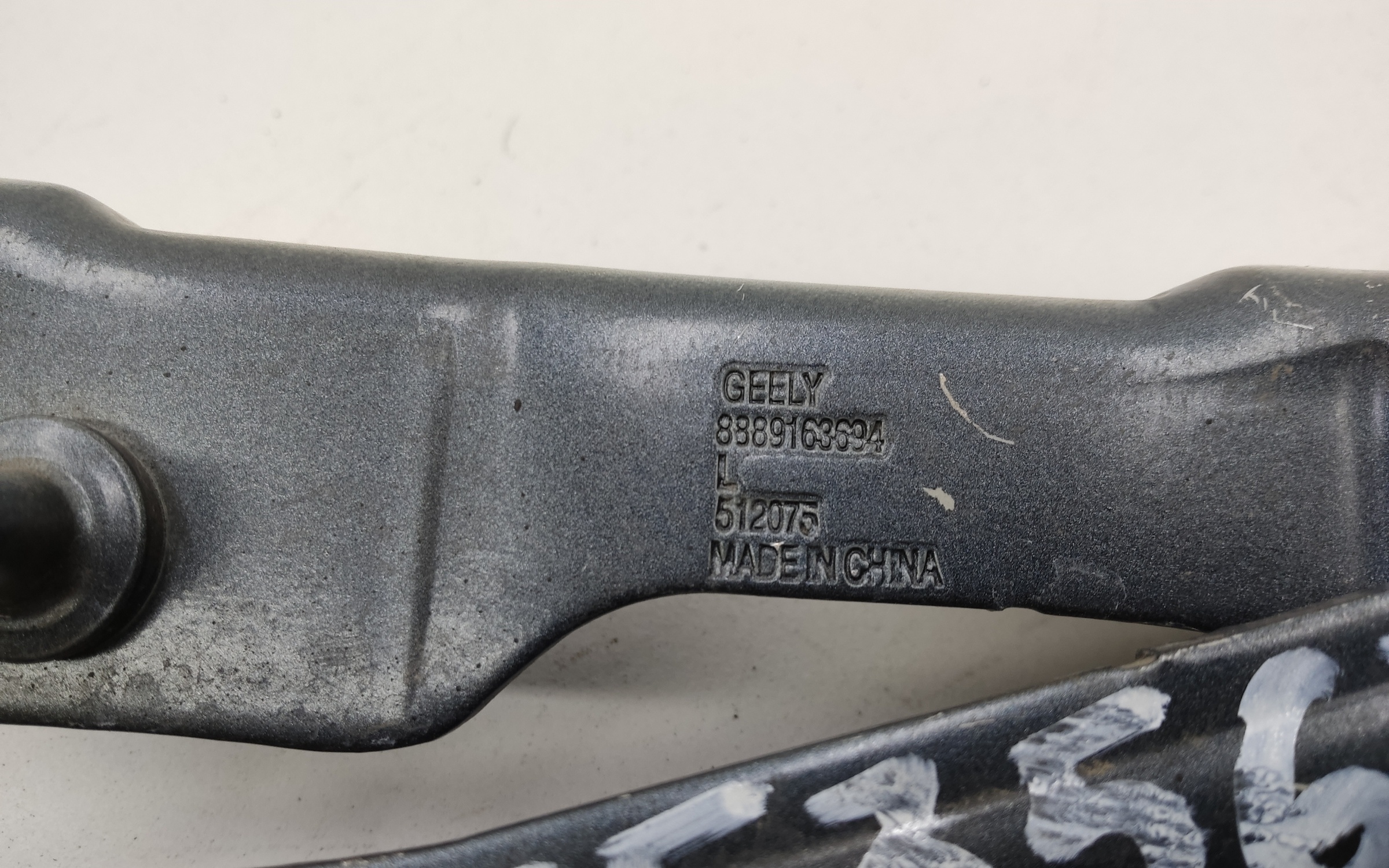 Петля капота левая Geely Monjaro