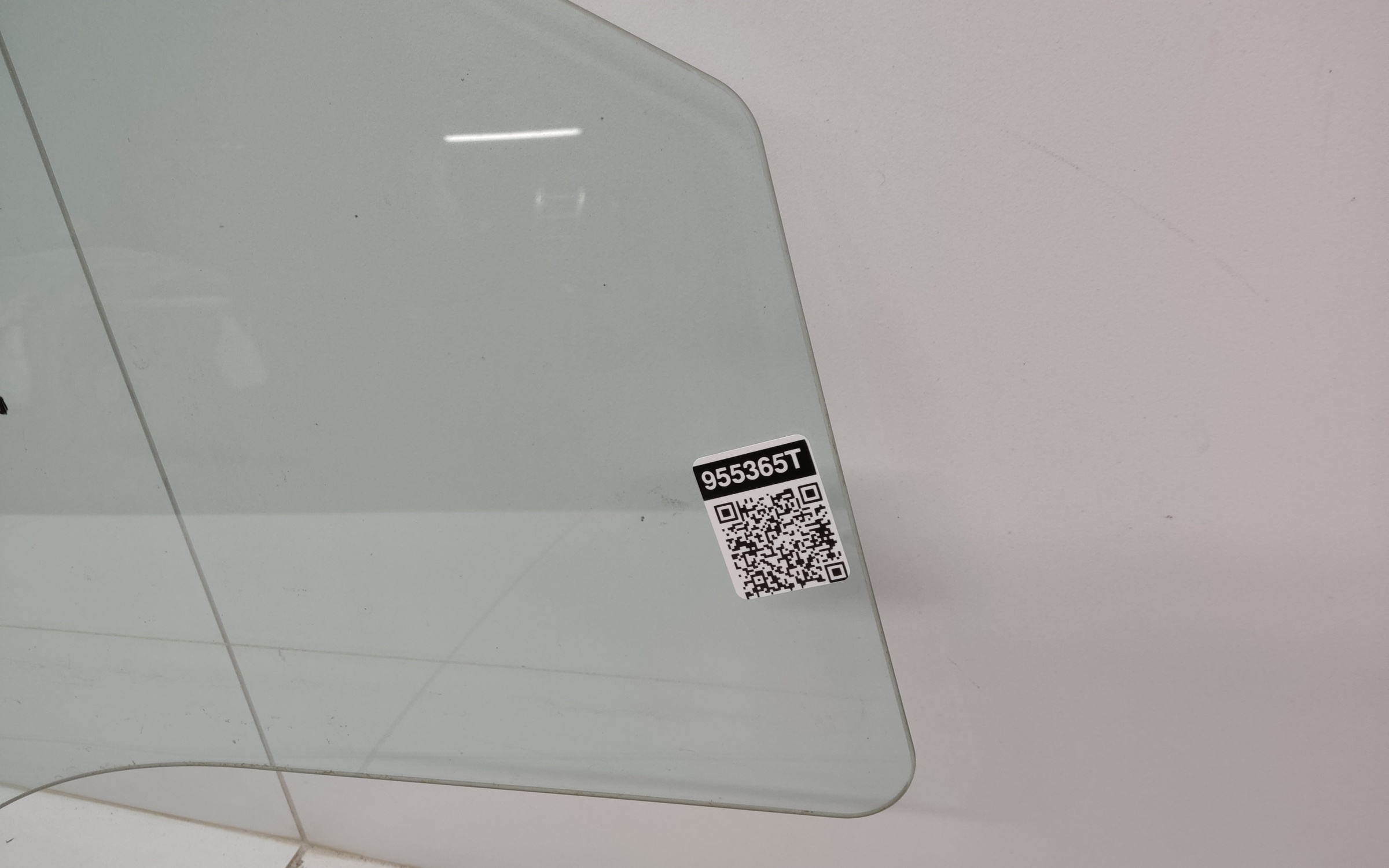 Стекло двери передней правой Hyundai Solaris 1