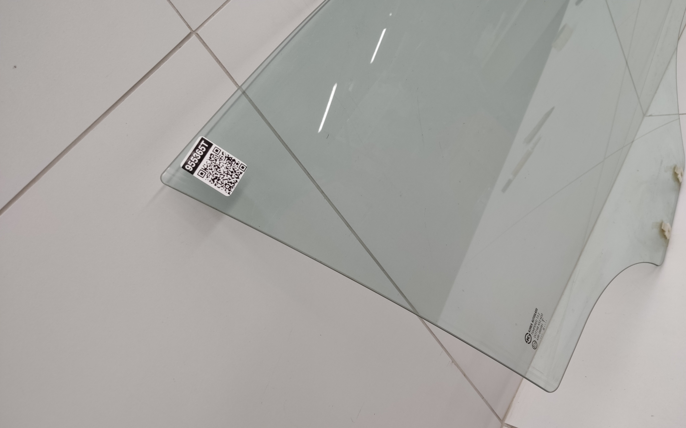 Стекло двери передней правой Hyundai Solaris 1