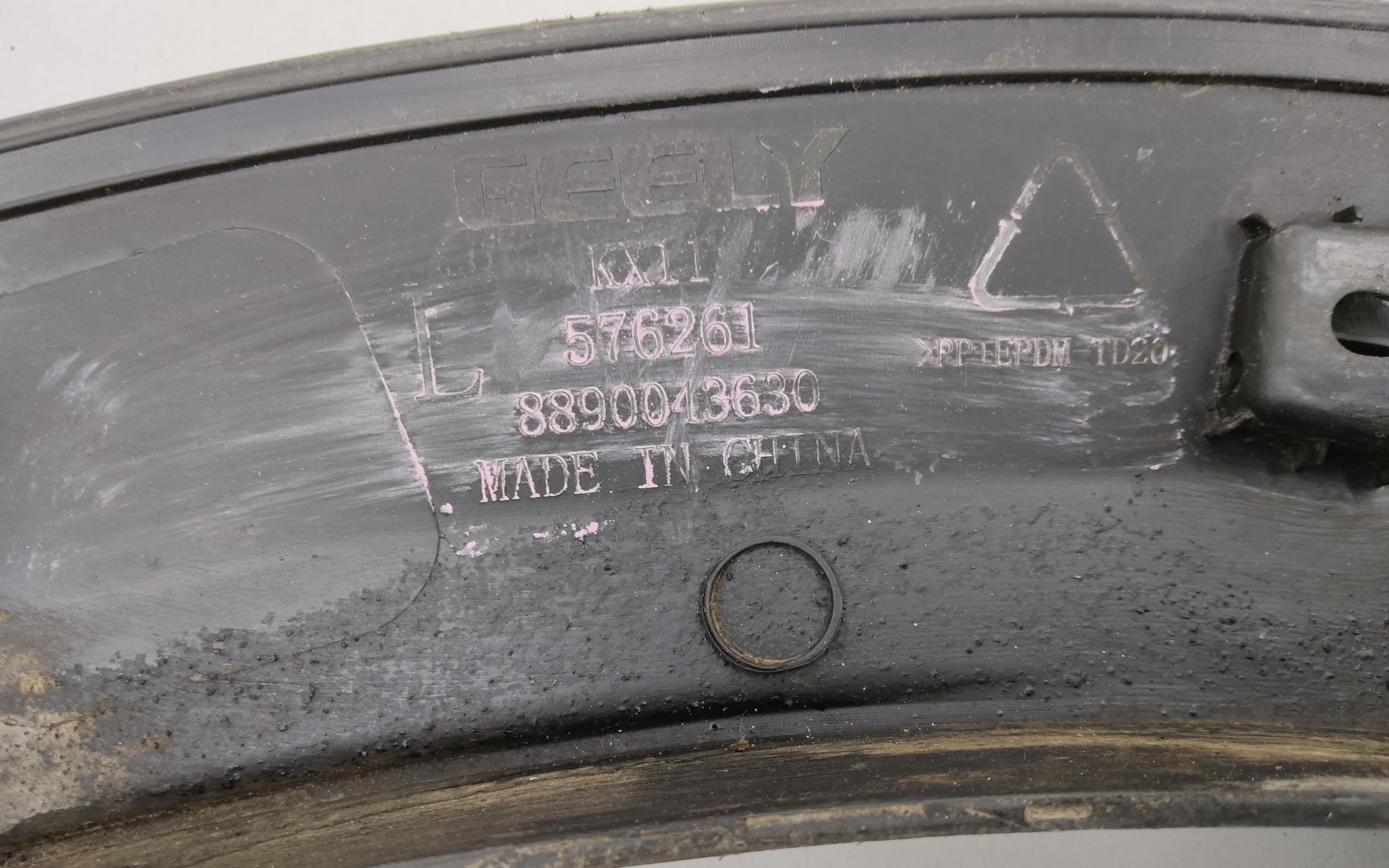 Накладка крыла заднего левого Geely Monjaro