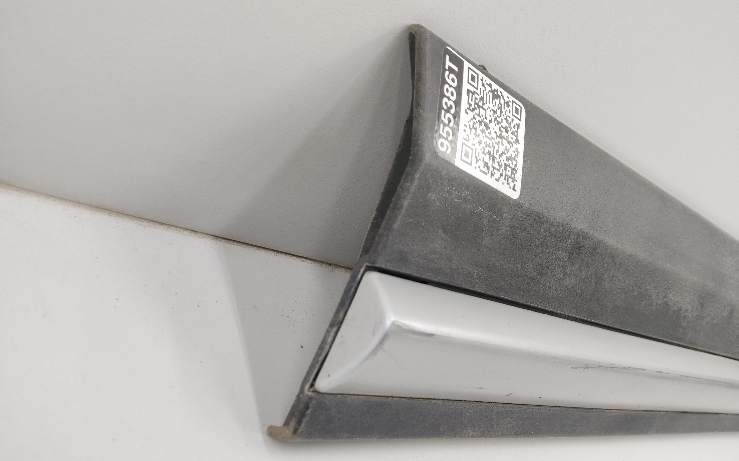 Накладка двери передней правой Geely Atlas