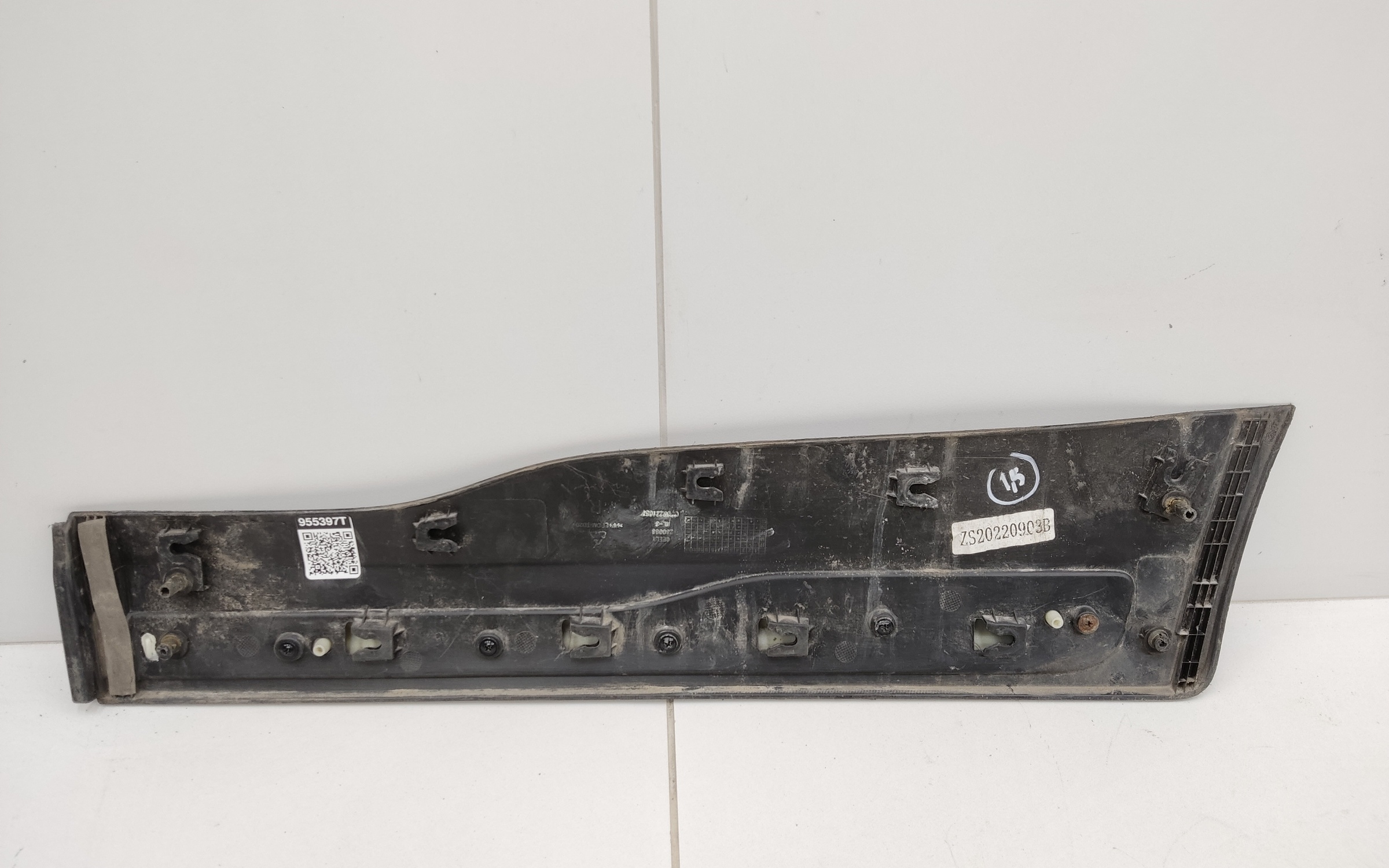 Накладка двери задней правой Geely Atlas