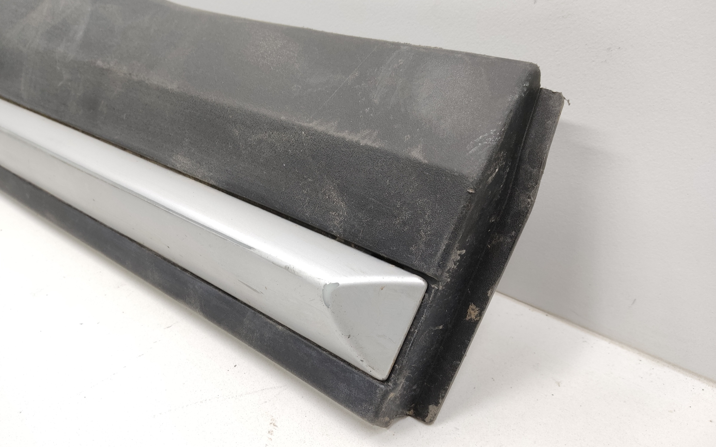 Накладка двери задней правой Geely Atlas