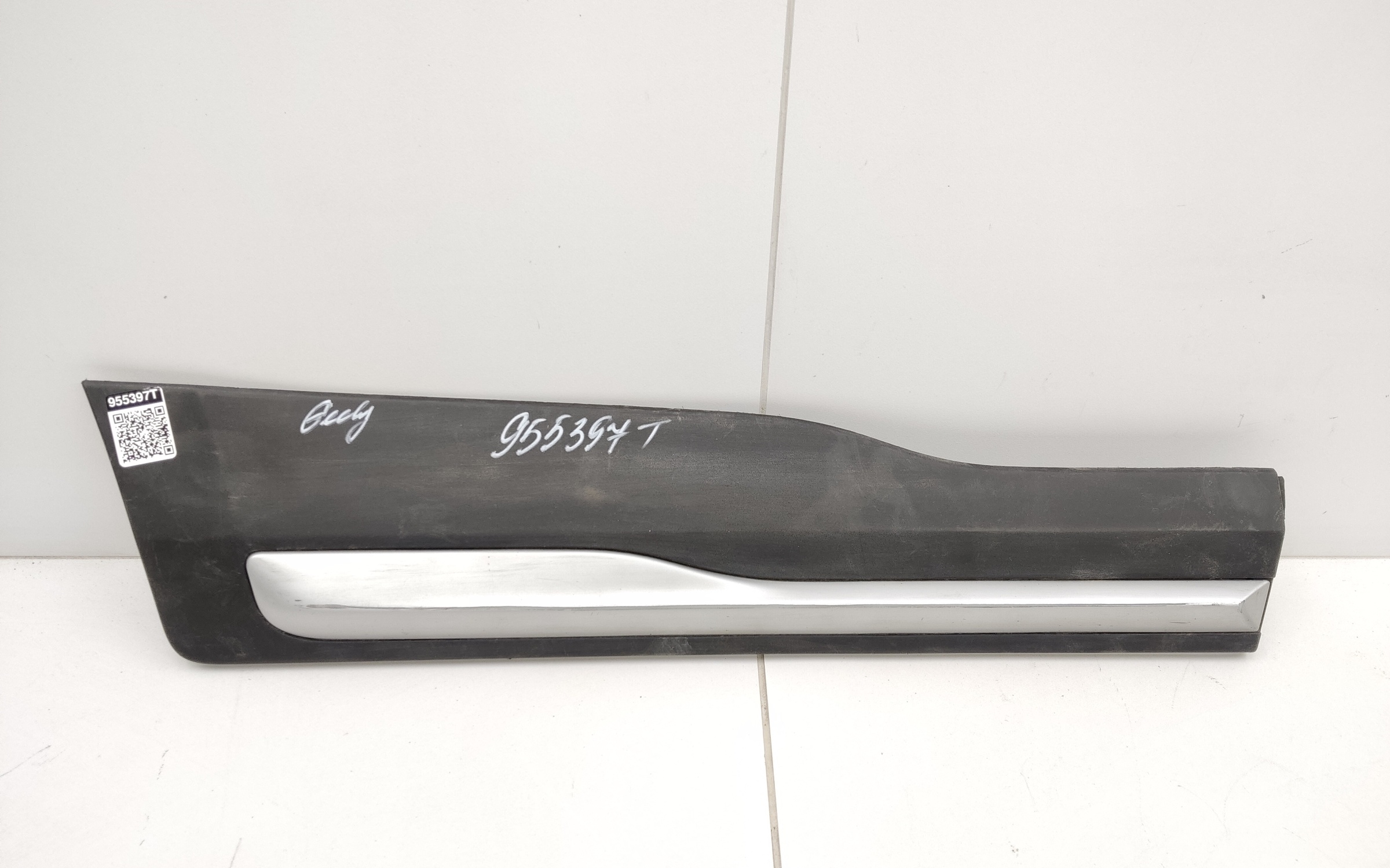 Накладка двери задней правой Geely Atlas