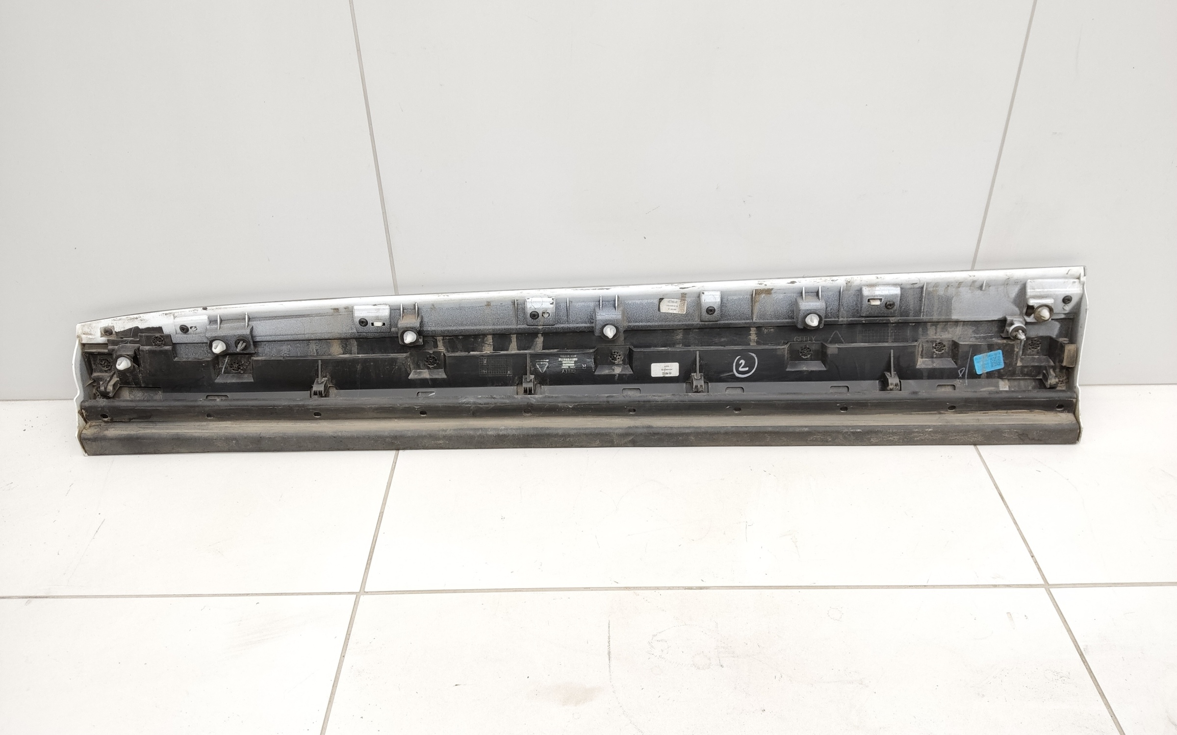 Накладка двери передней правой Geely Monjaro