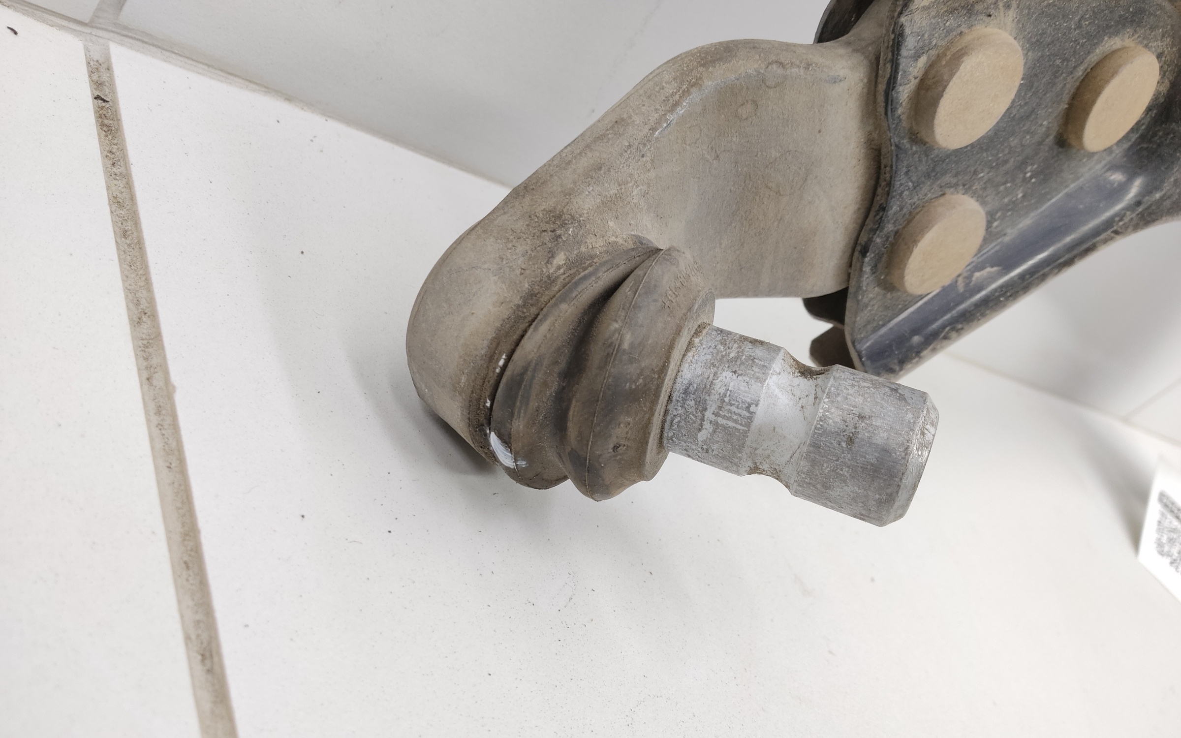 Рычаг передней подвески левый нижний Geely Tugella