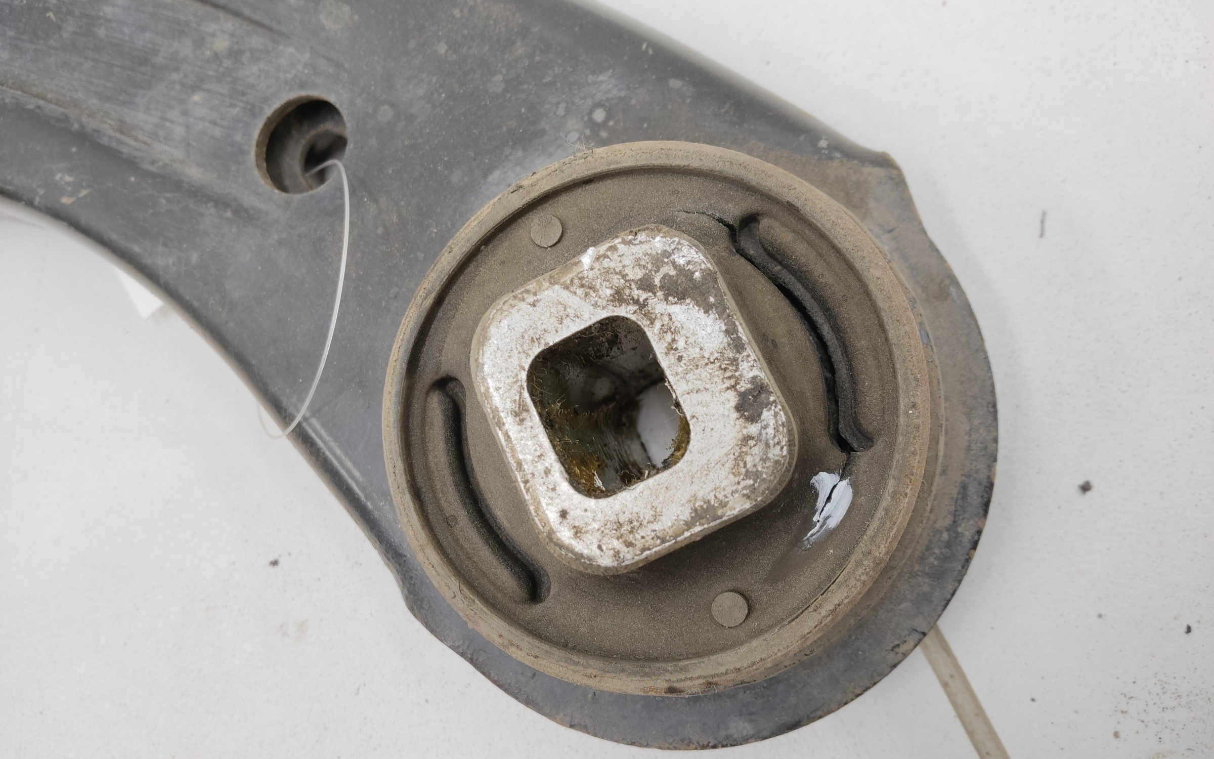 Рычаг передней подвески левый нижний Geely Tugella