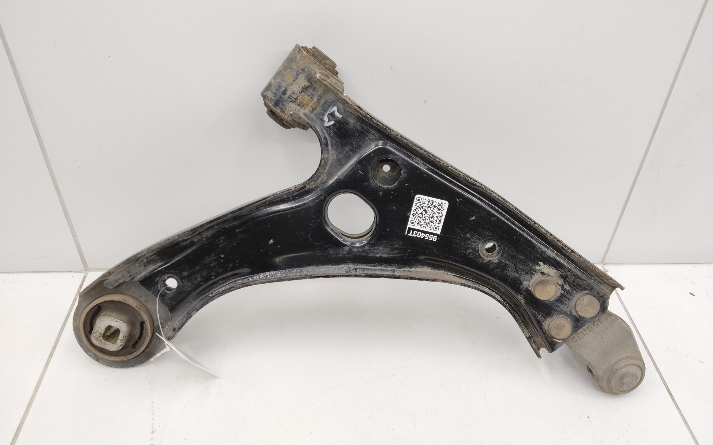 Рычаг передней подвески левый нижний Geely Tugella