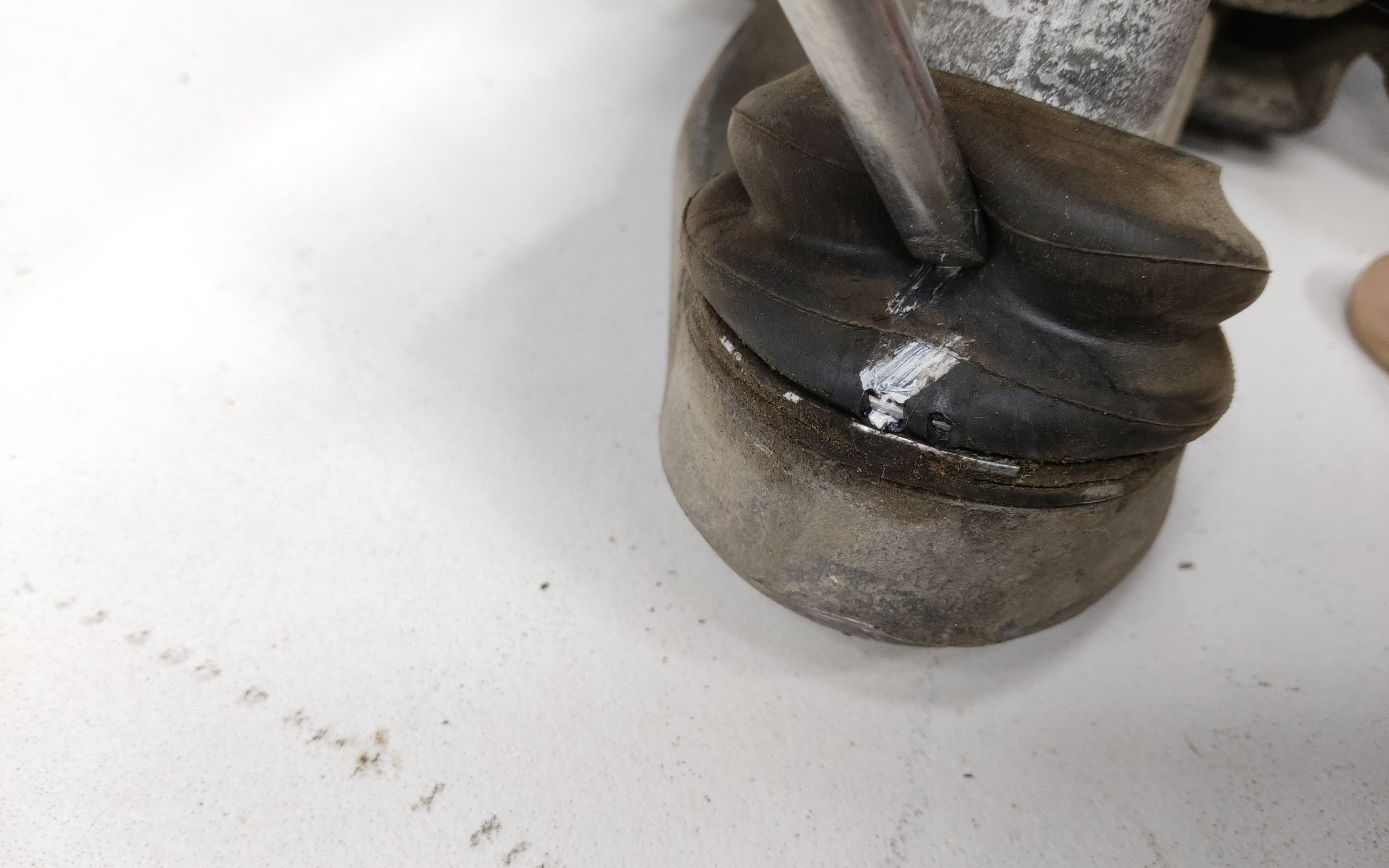 Рычаг передней подвески левый нижний Geely Tugella