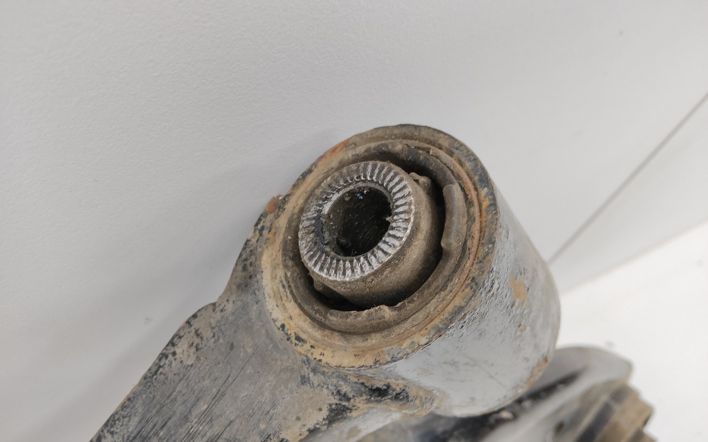 Рычаг передней подвески левый нижний Geely Tugella