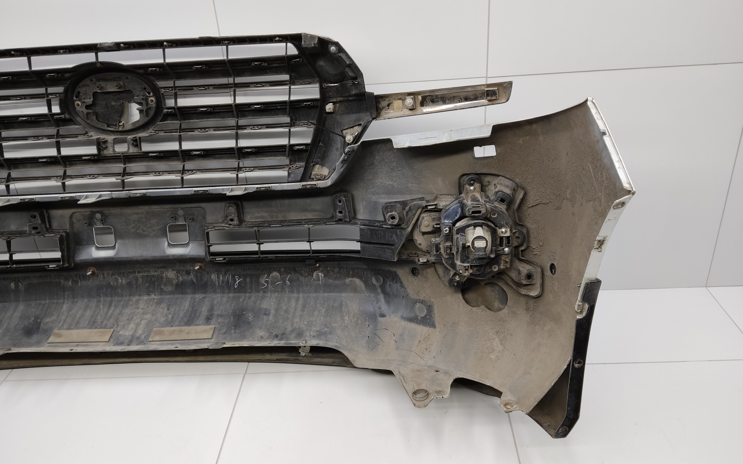 Бампер передний Toyota Land Cruiser 200 Restail 2