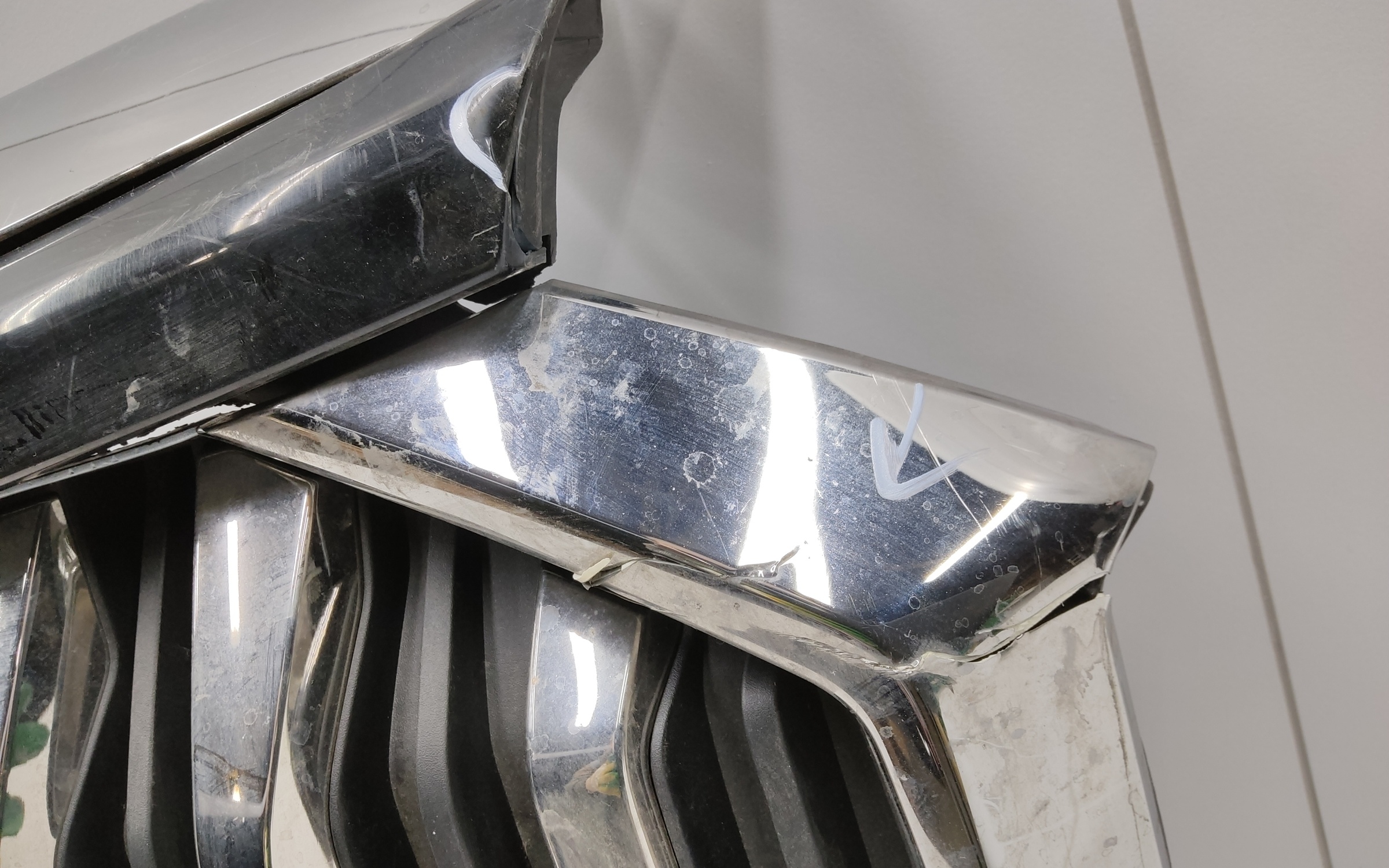 Решетка радиатора Geely Okavango под камеру