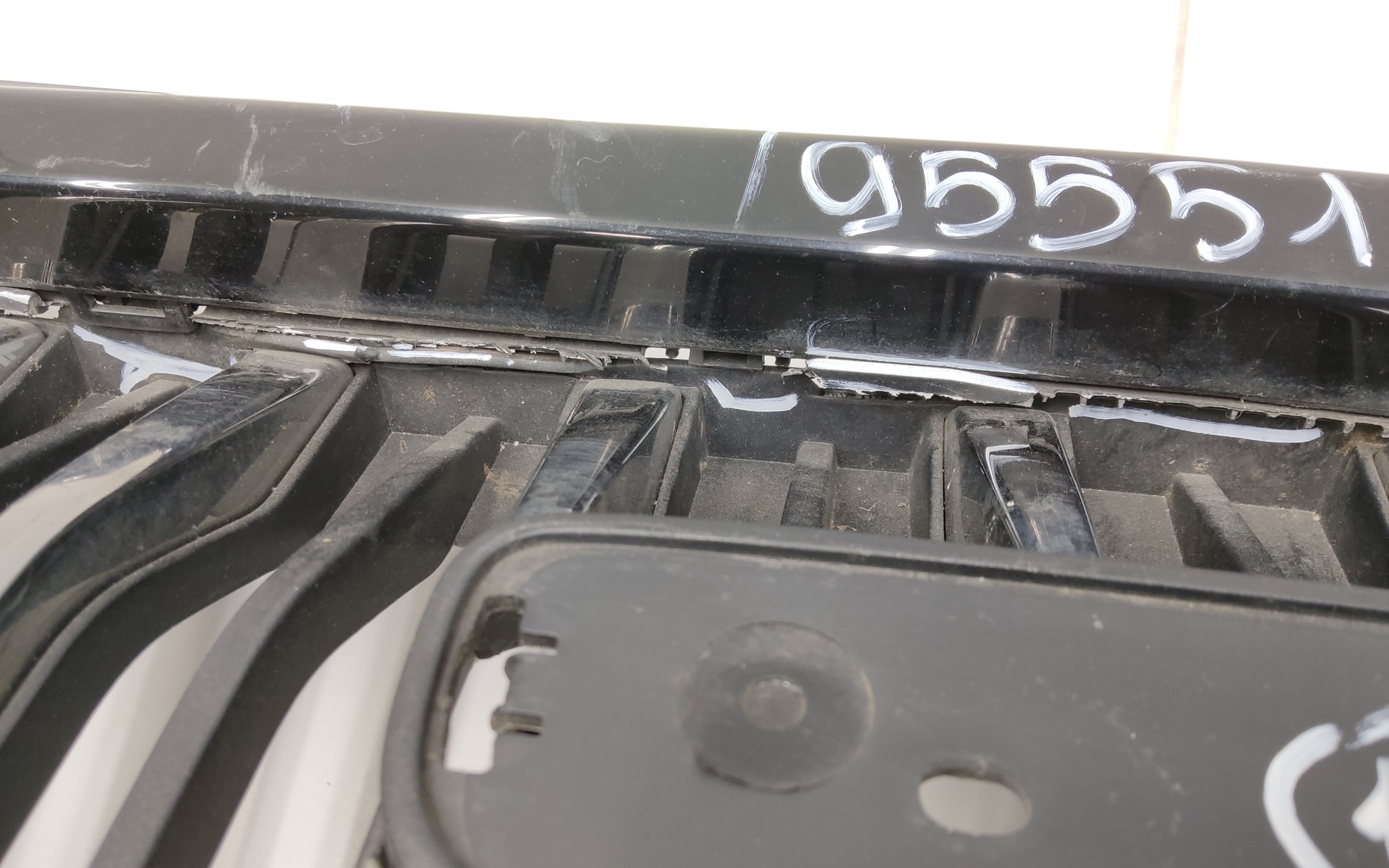 Решетка радиатора Geely Okavango под камеру