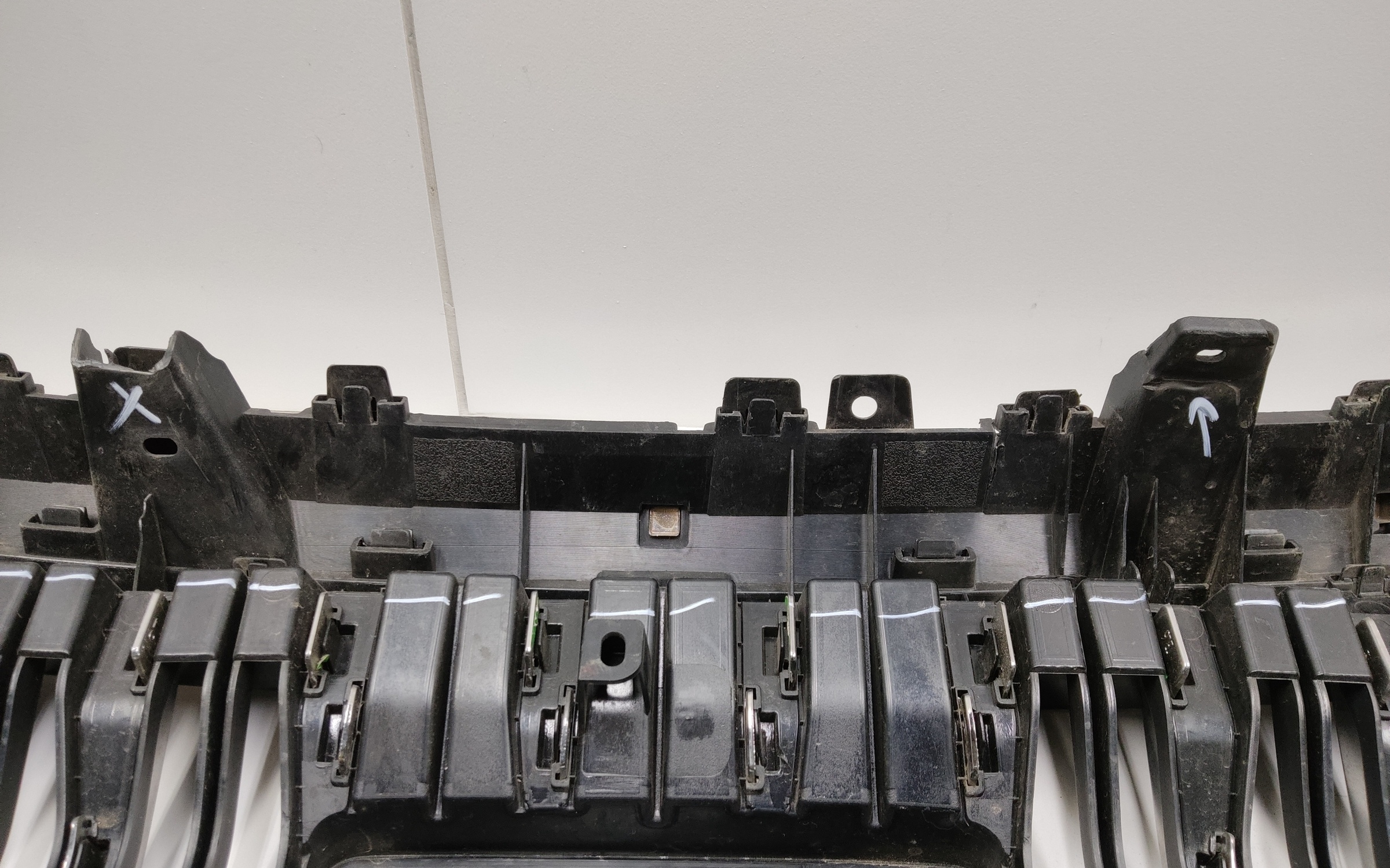 Решетка радиатора Geely Okavango под камеру