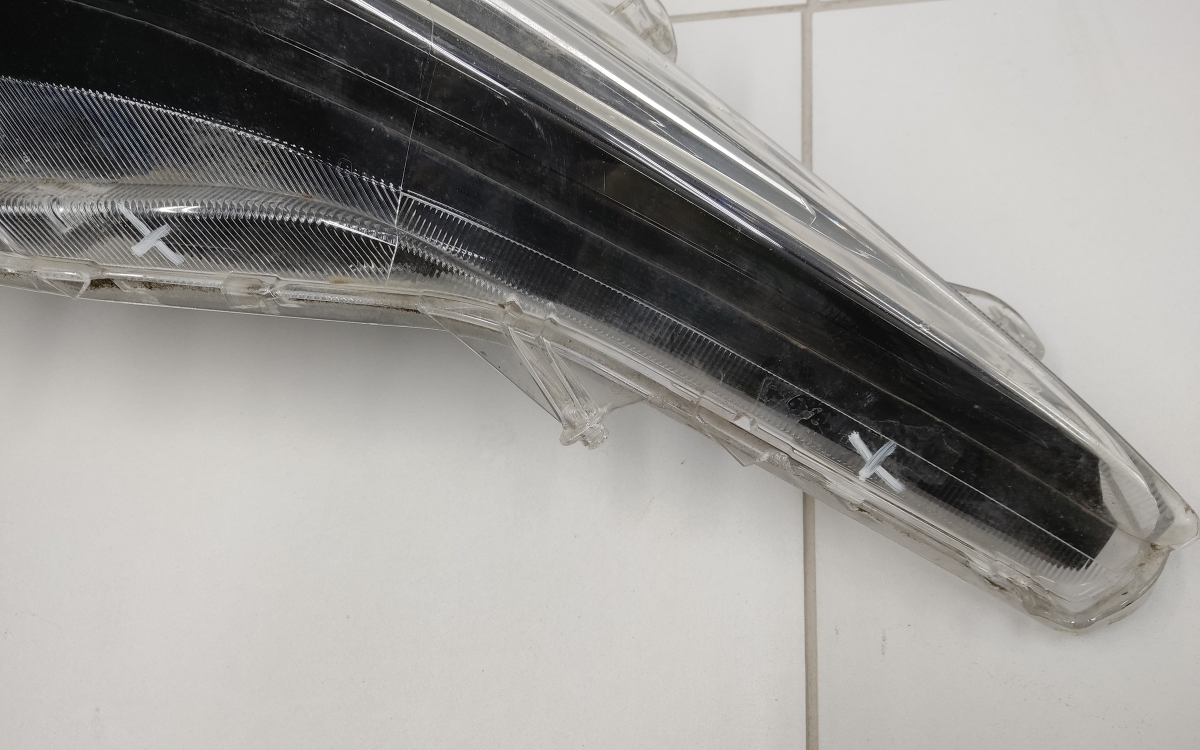 Стекло фары передней правой Toyota Corolla E210