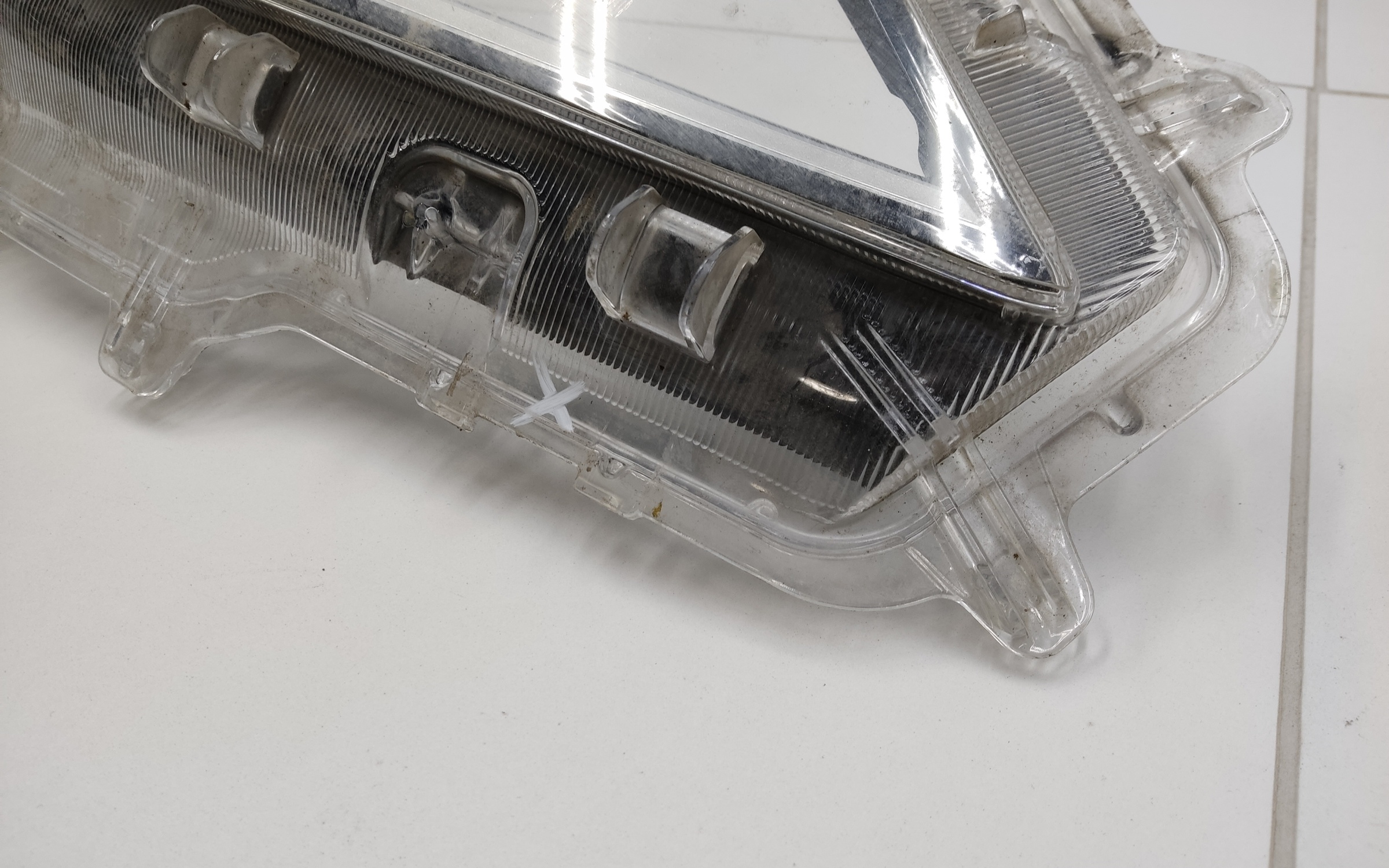 Стекло фары передней правой Toyota Corolla E210