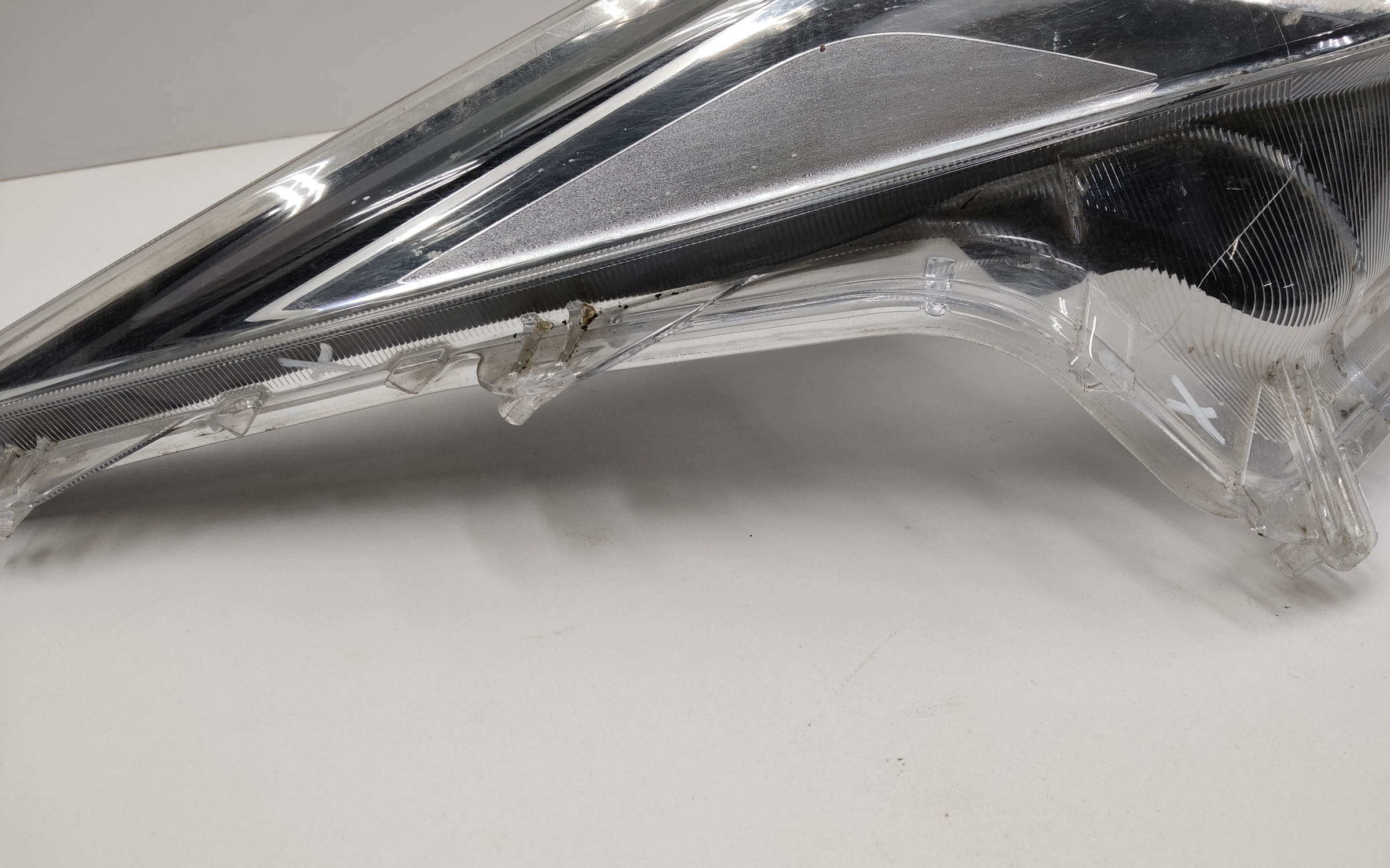 Стекло фары передней правой Toyota Corolla E210