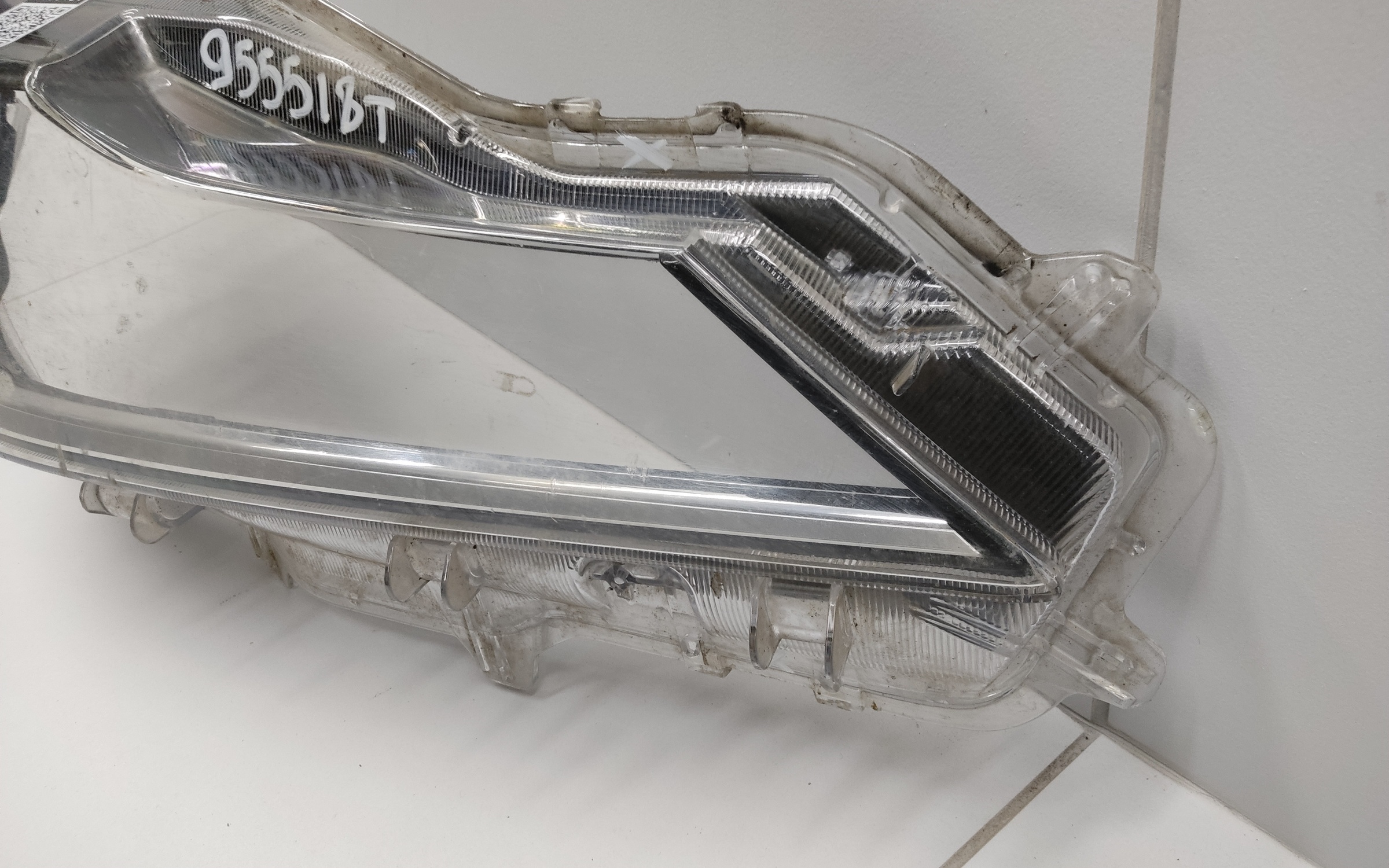 Стекло фары передней правой Toyota Corolla E210