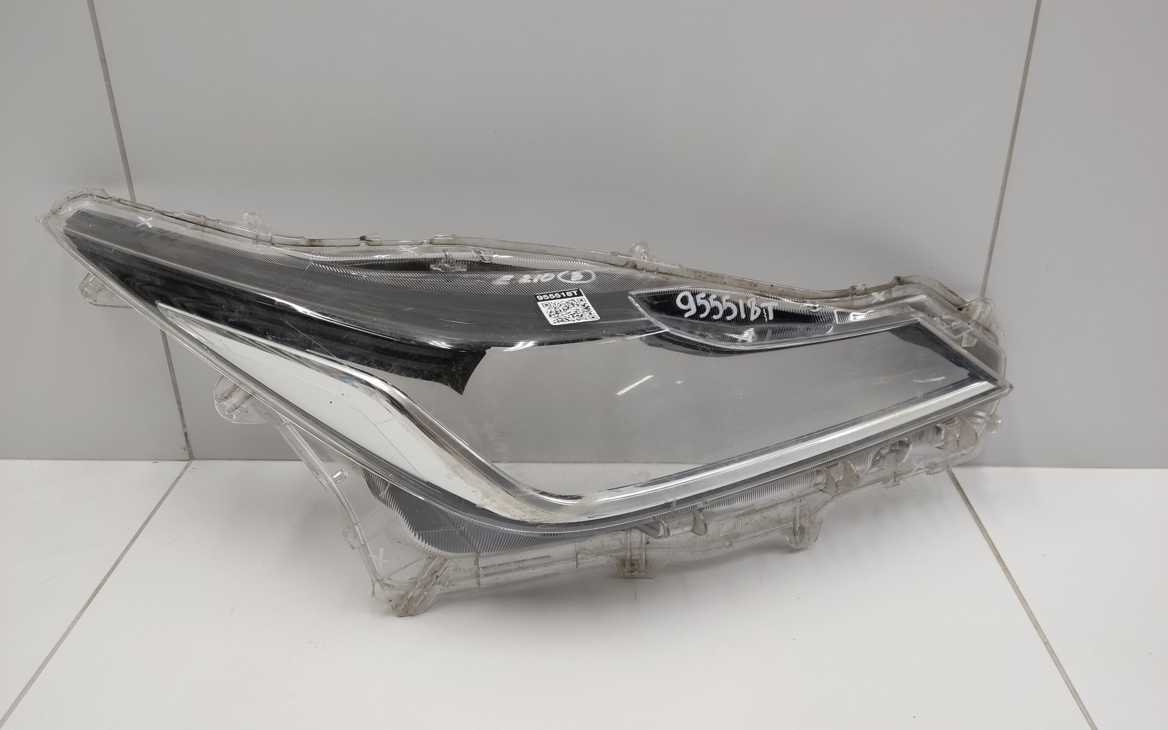 Стекло фары передней правой Toyota Corolla E210